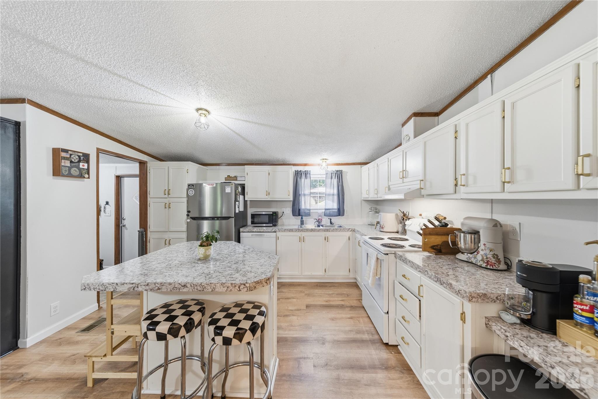 102 Sycamore Drive — Hickory