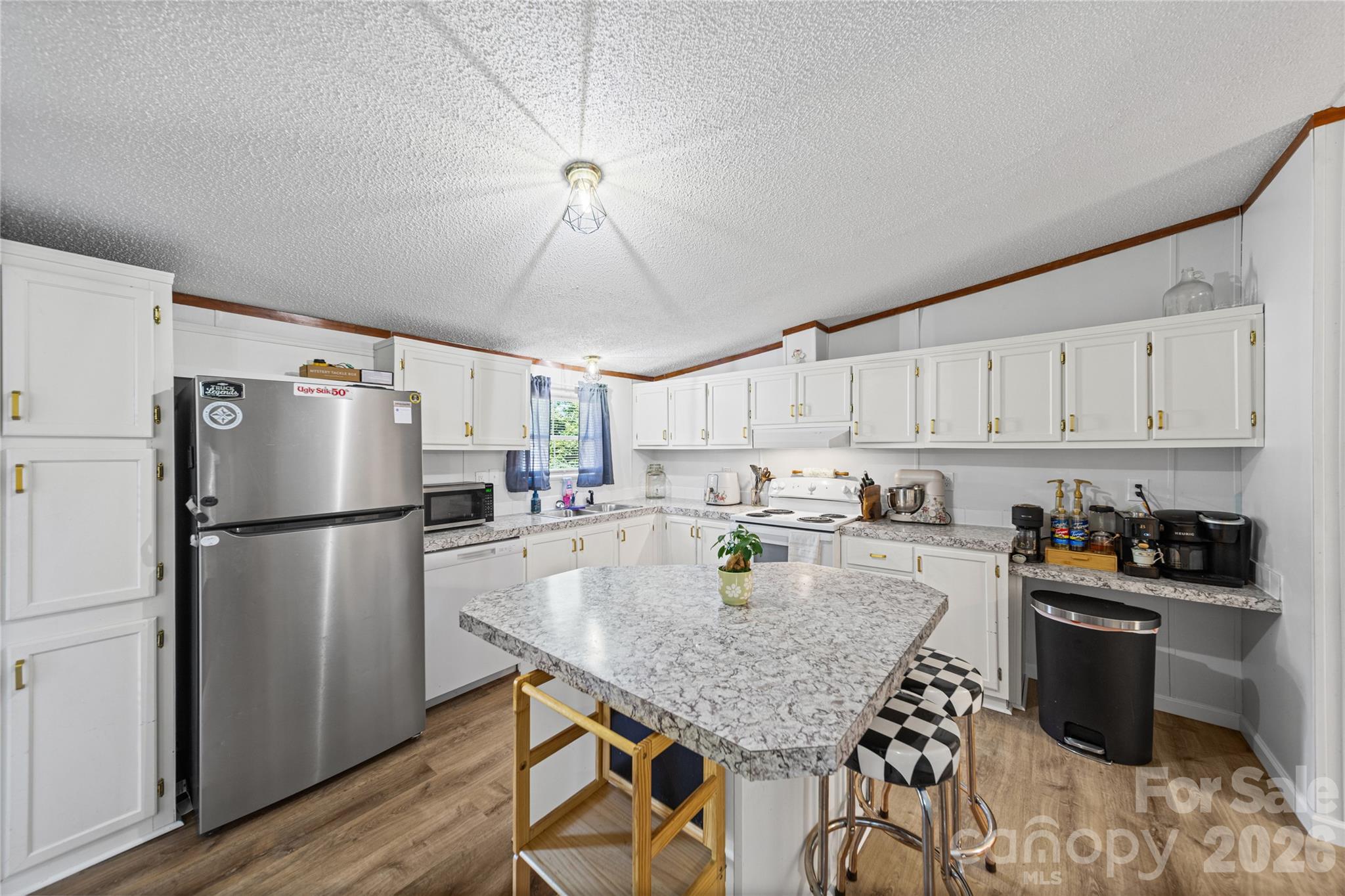 102 Sycamore Drive — Hickory
