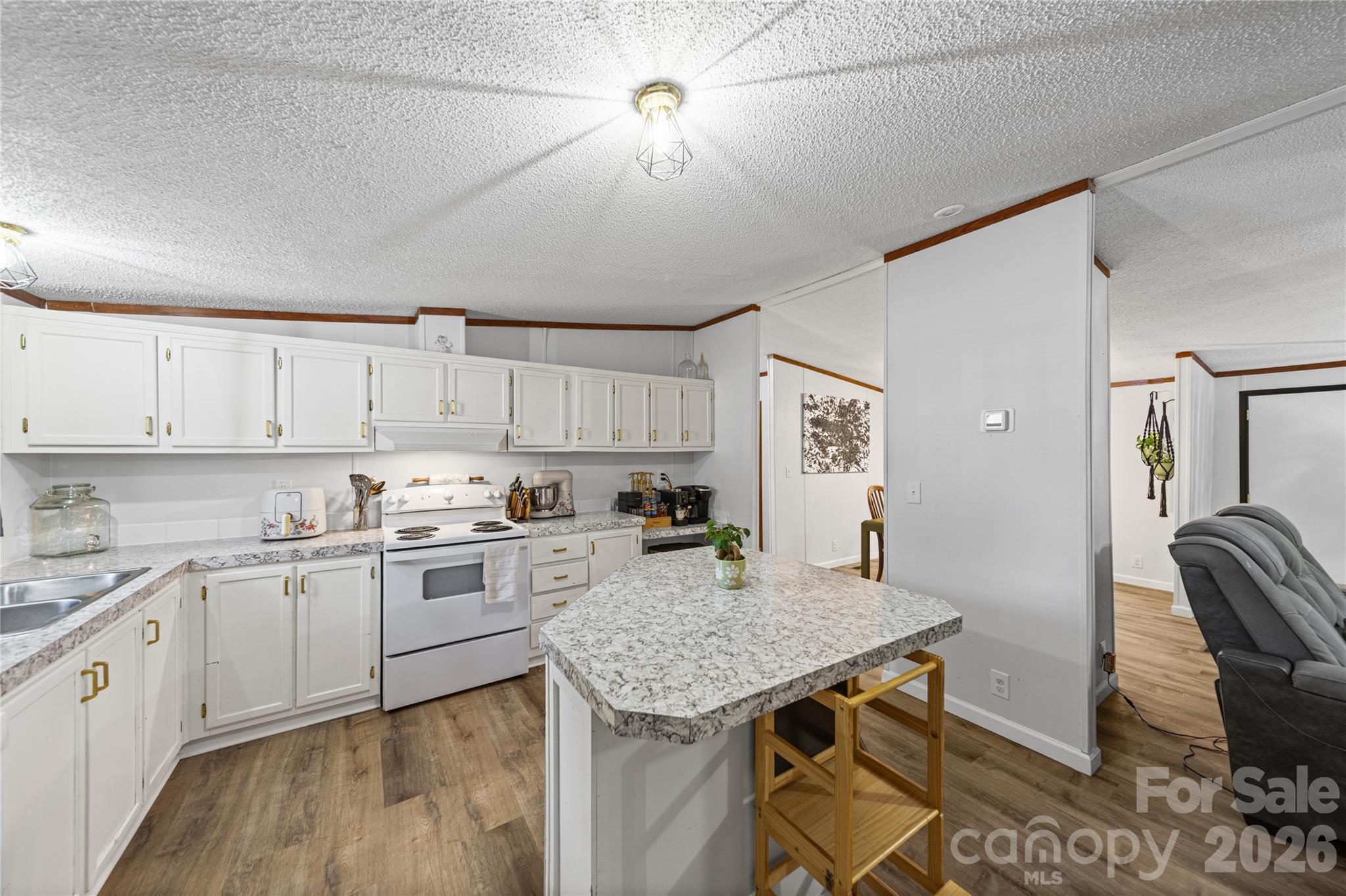 102 Sycamore Drive — Hickory