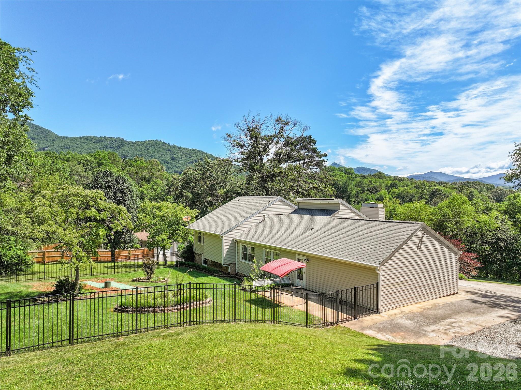 519 Nellie John Drive — Clyde