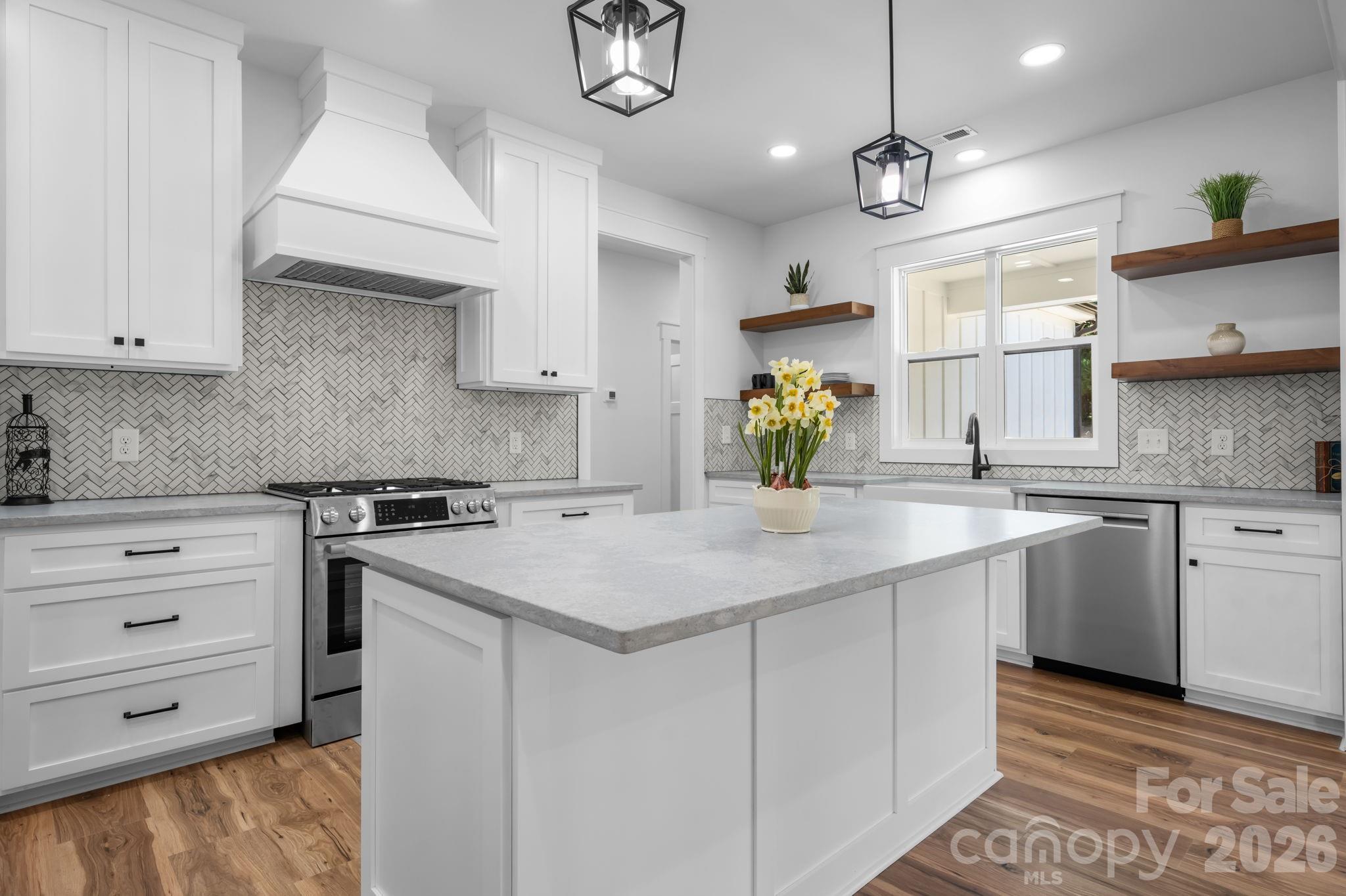 1265 Misty Lane — Hickory