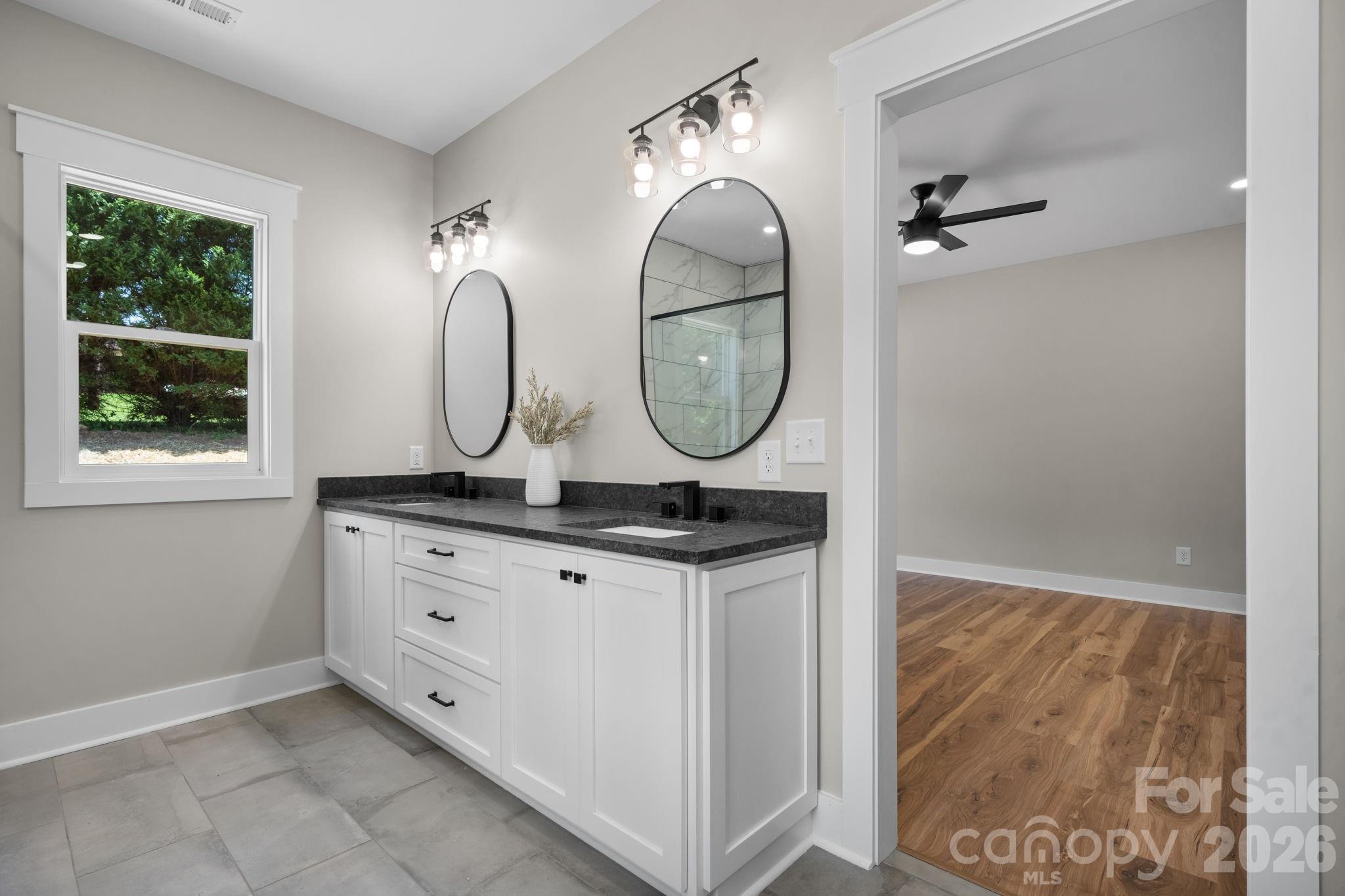 1265 Misty Lane — Hickory