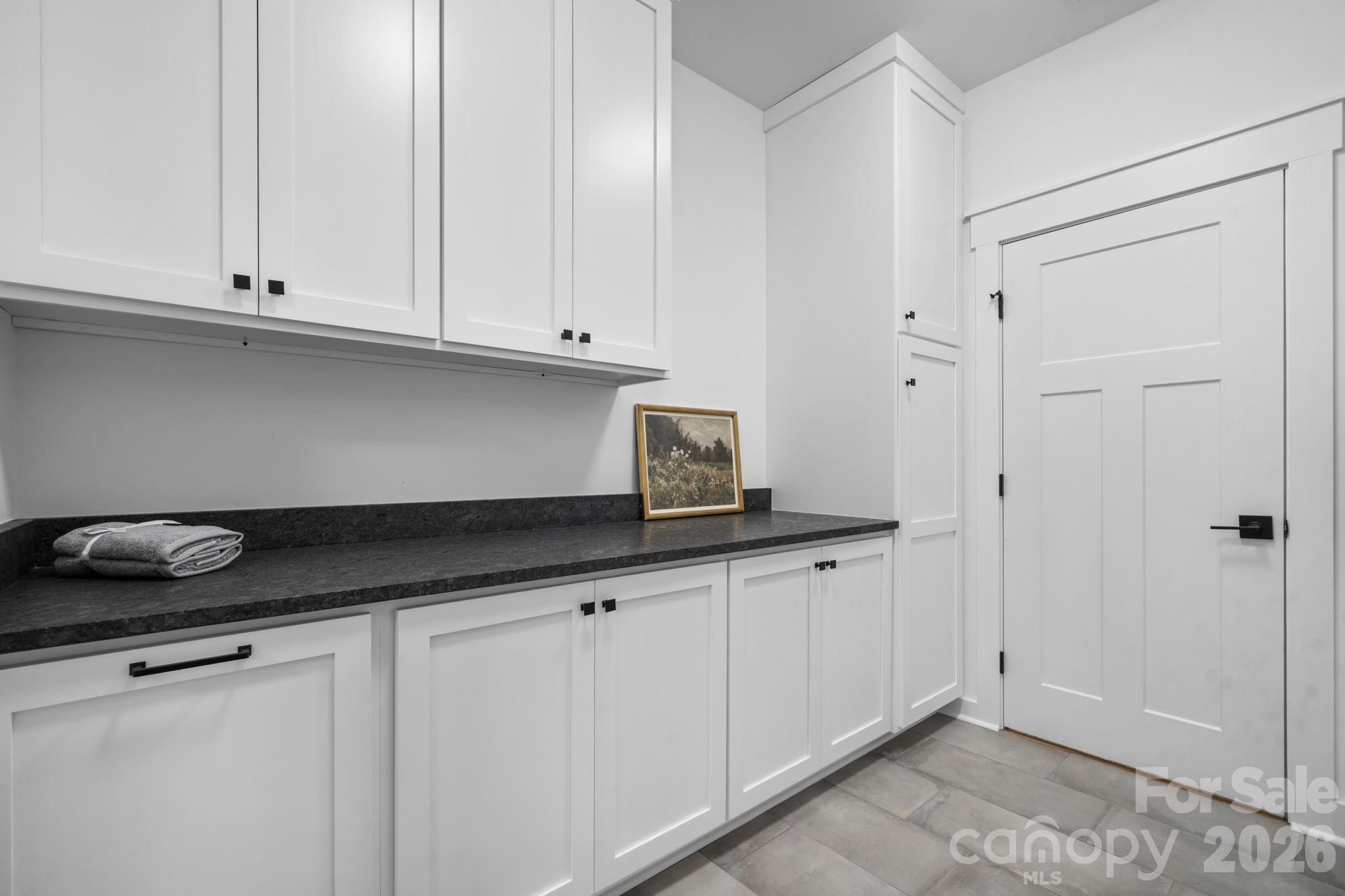 1265 Misty Lane — Hickory