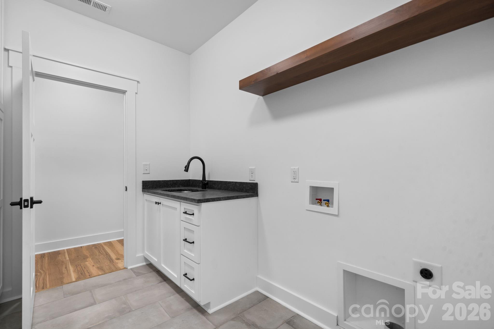 1265 Misty Lane — Hickory