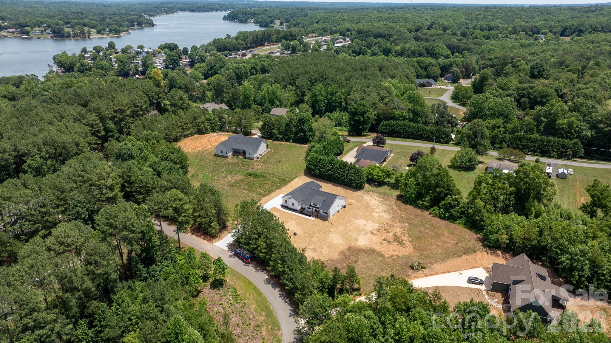 1265 Misty Lane — Hickory