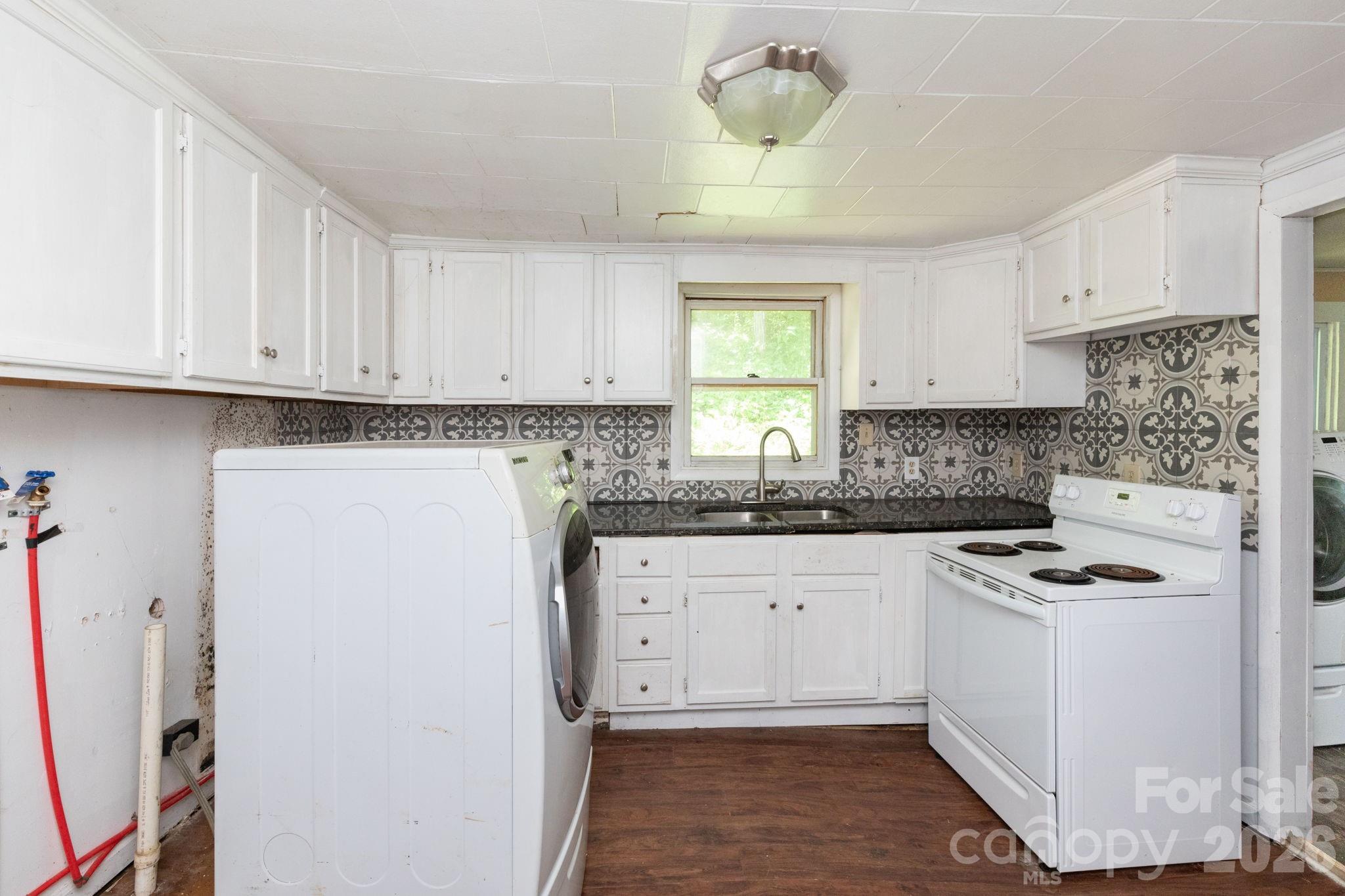 4085 Jacks Creek Road — Burnsville