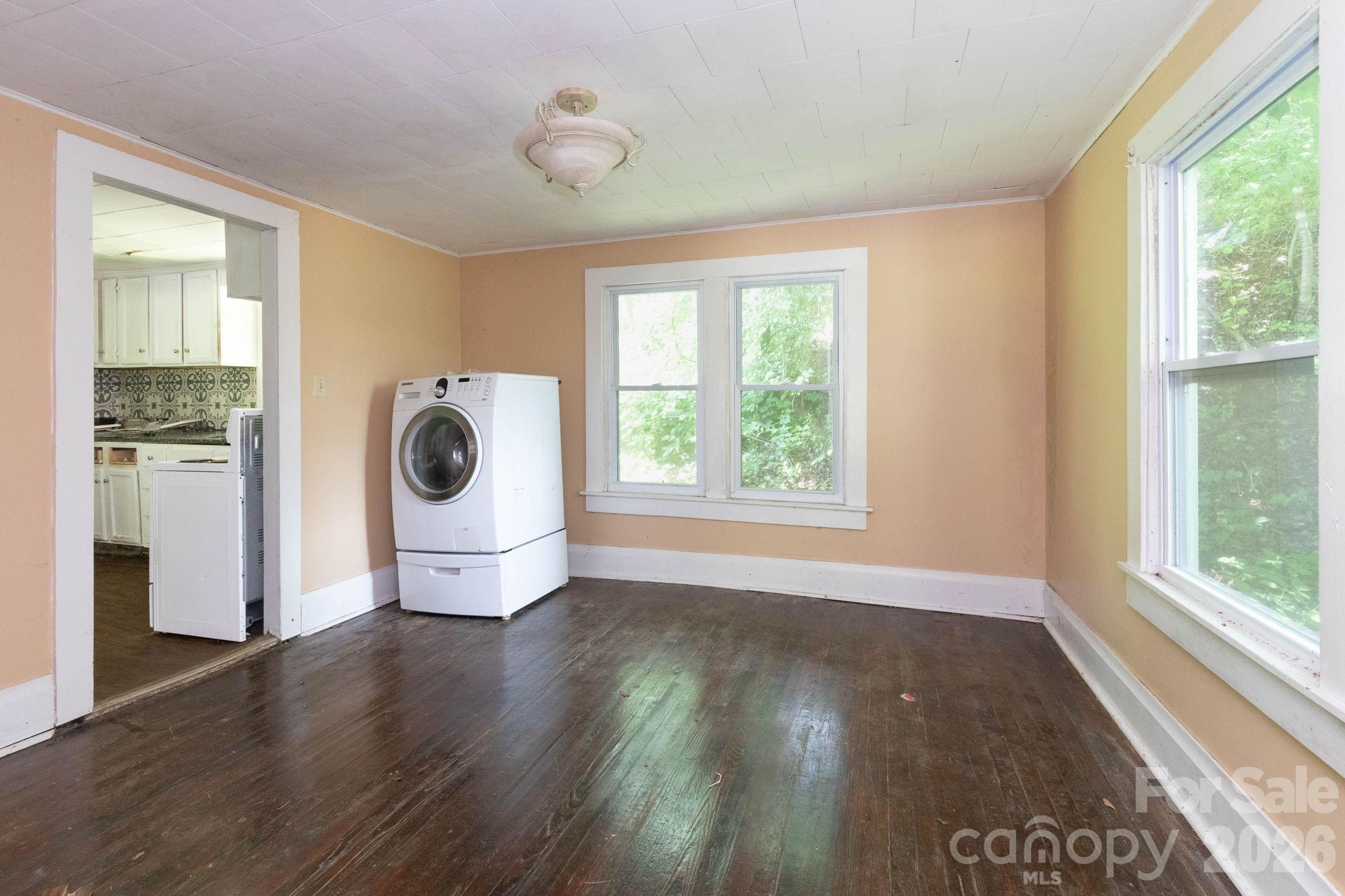 4085 Jacks Creek Road — Burnsville
