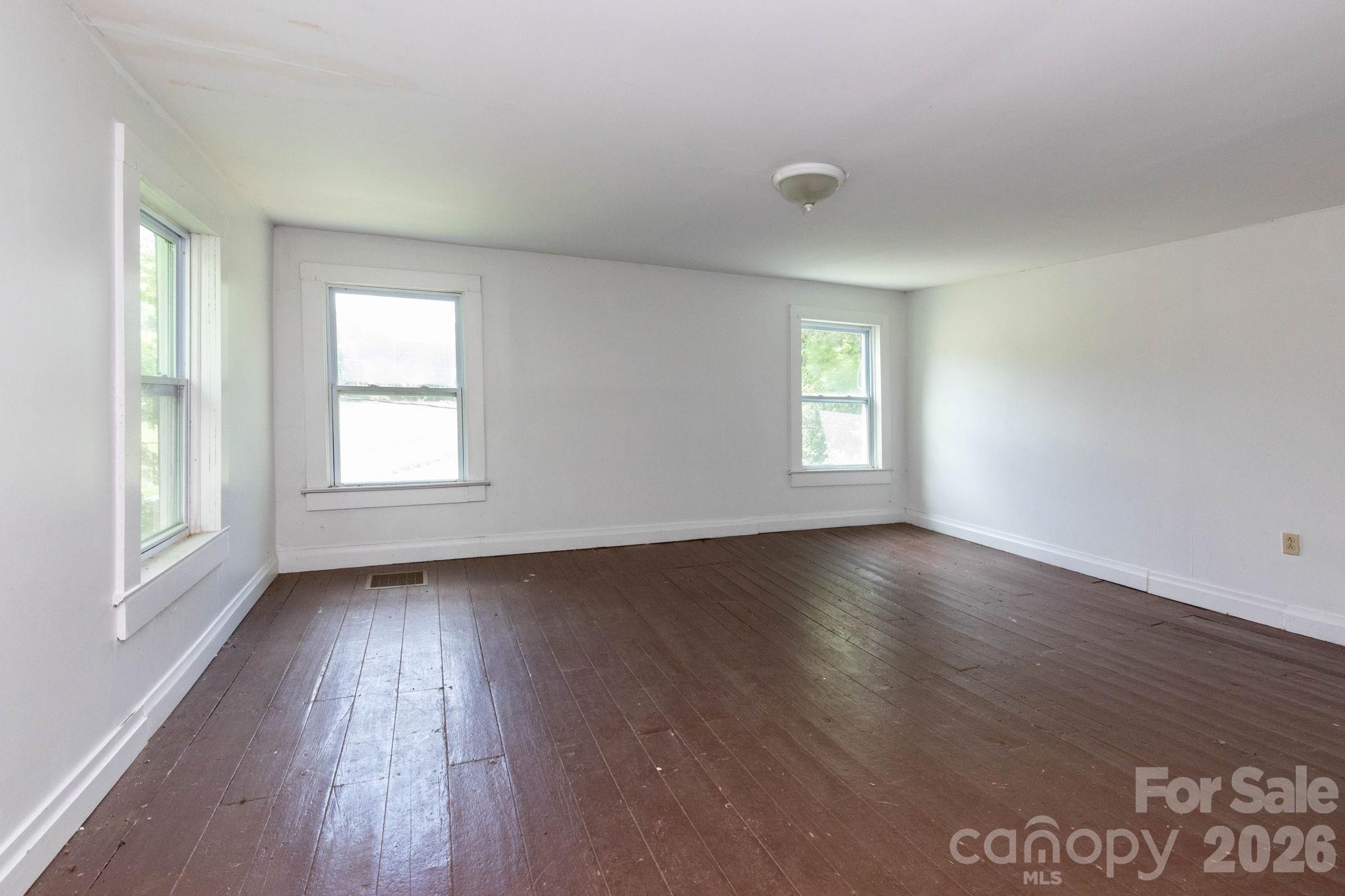 4085 Jacks Creek Road — Burnsville