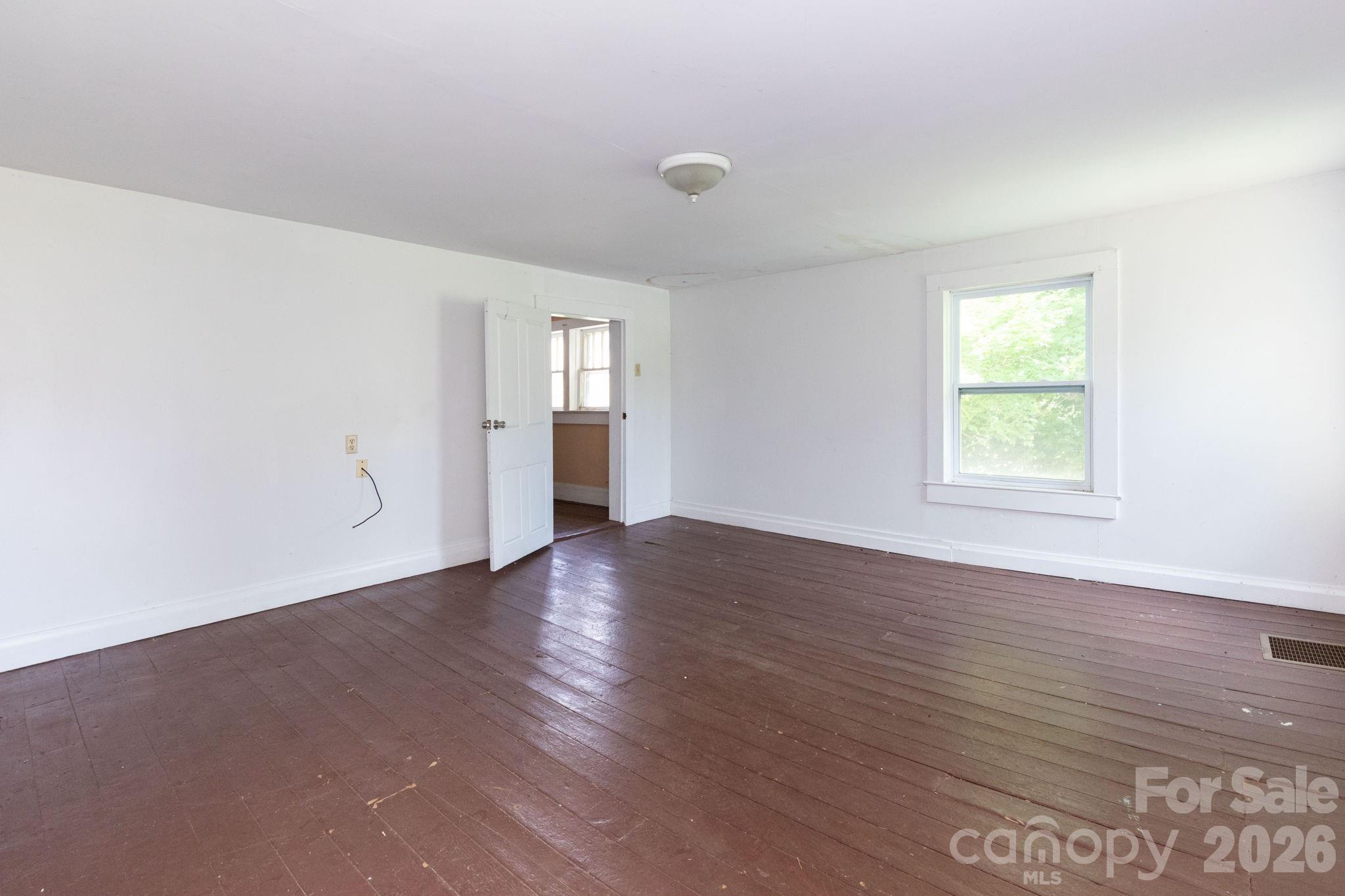 4085 Jacks Creek Road — Burnsville