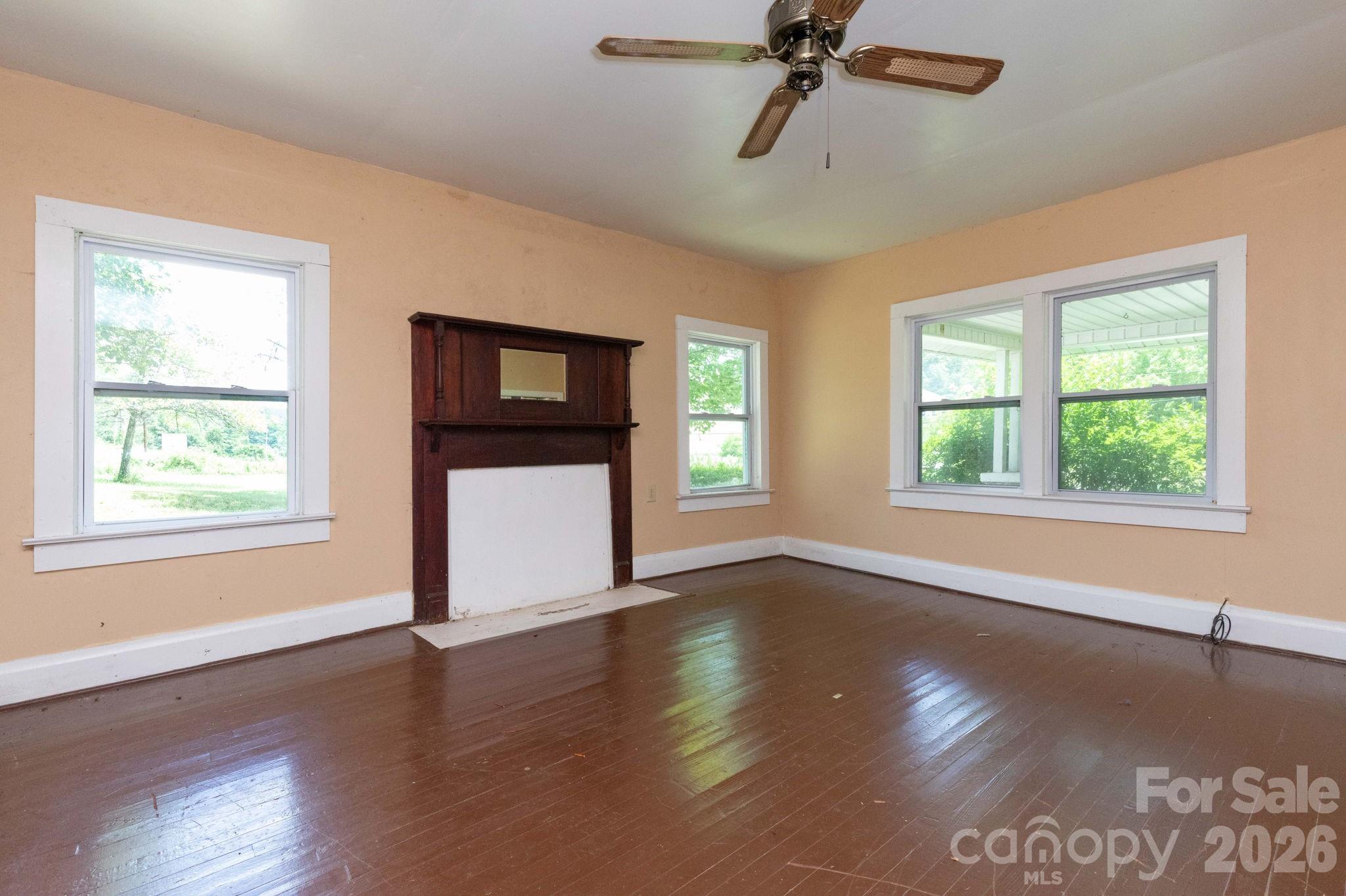 4085 Jacks Creek Road — Burnsville