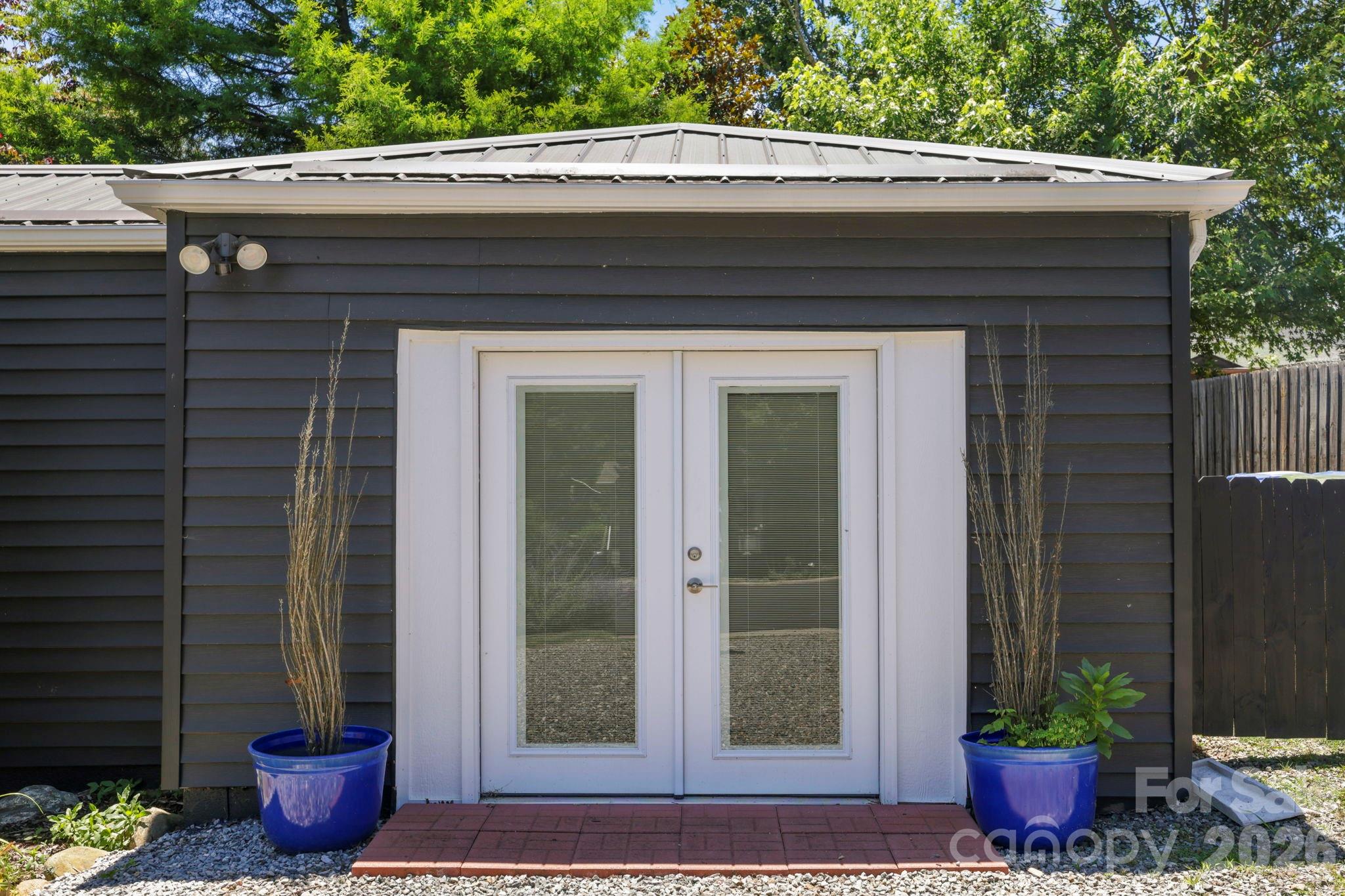 10 Eola Avenue — Asheville
