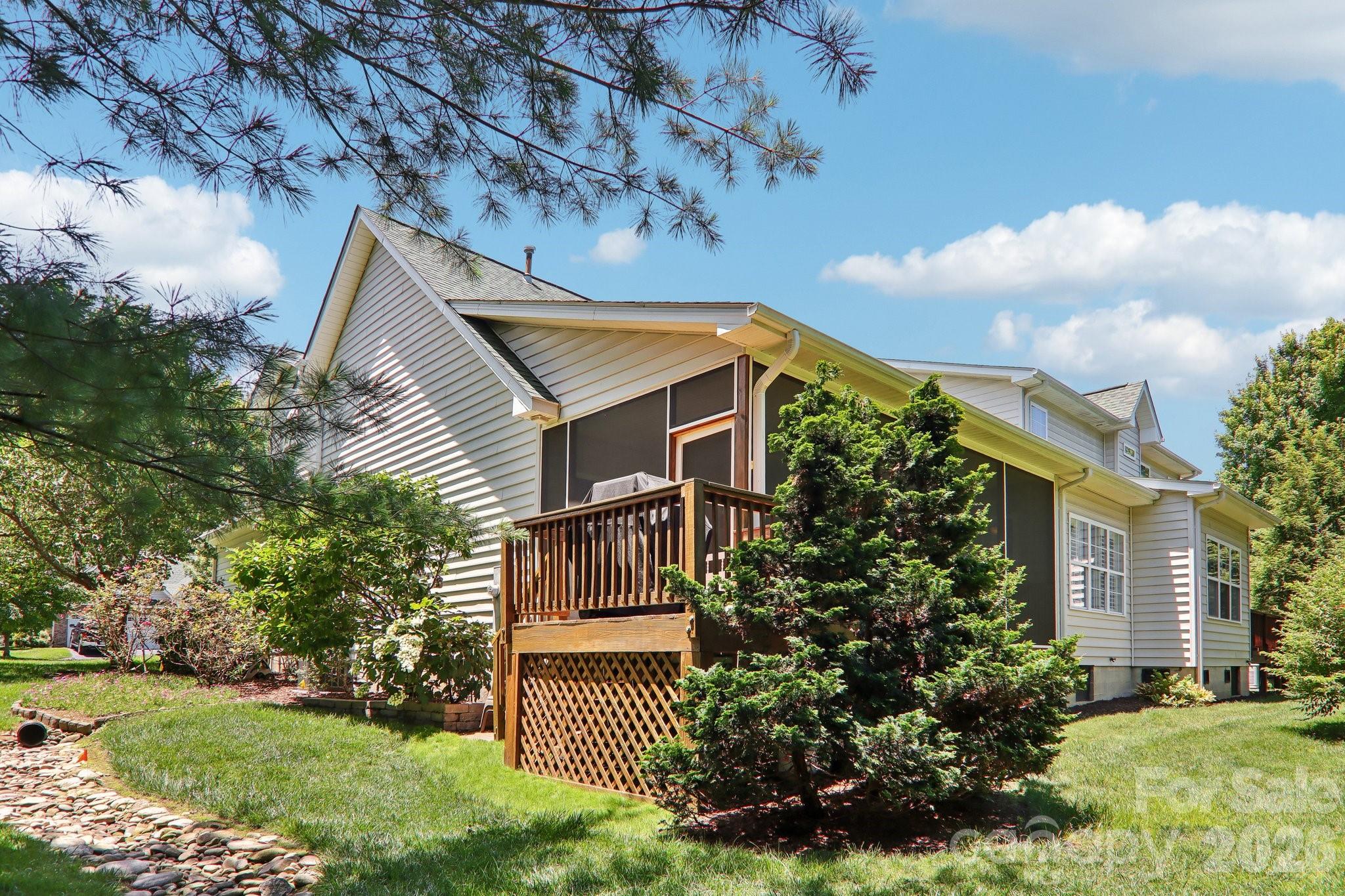 54 Victoria Park Drive — Hendersonville
