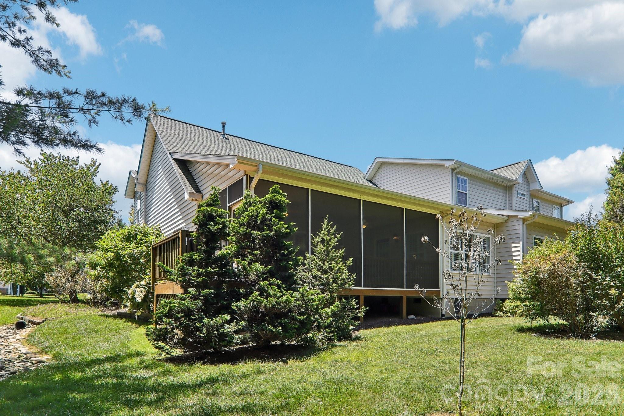 54 Victoria Park Drive — Hendersonville