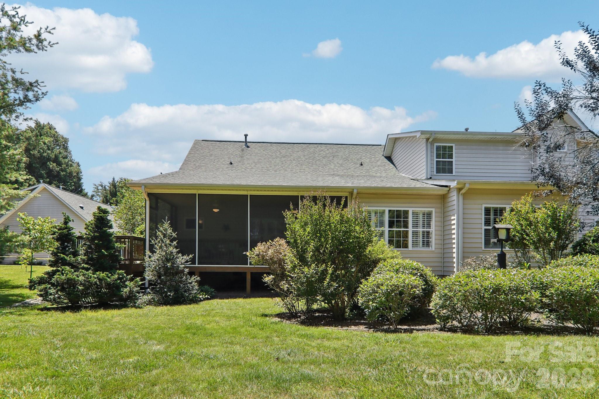 54 Victoria Park Drive — Hendersonville