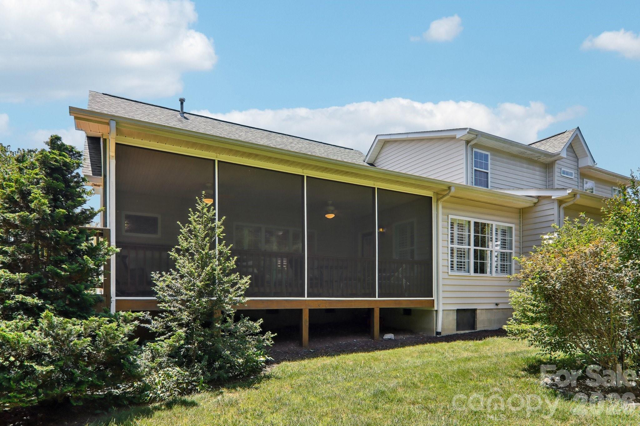 54 Victoria Park Drive — Hendersonville