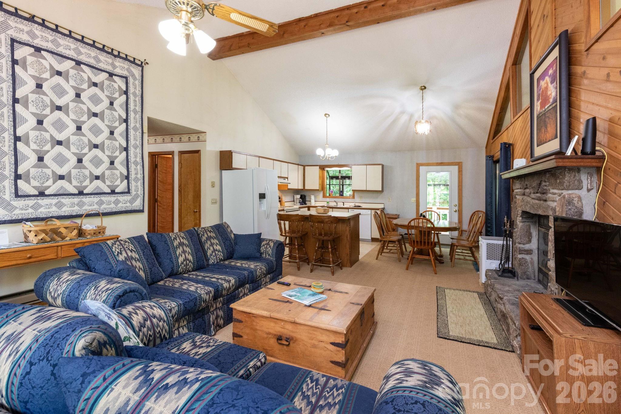 86 Mountain Road — Maggie Valley