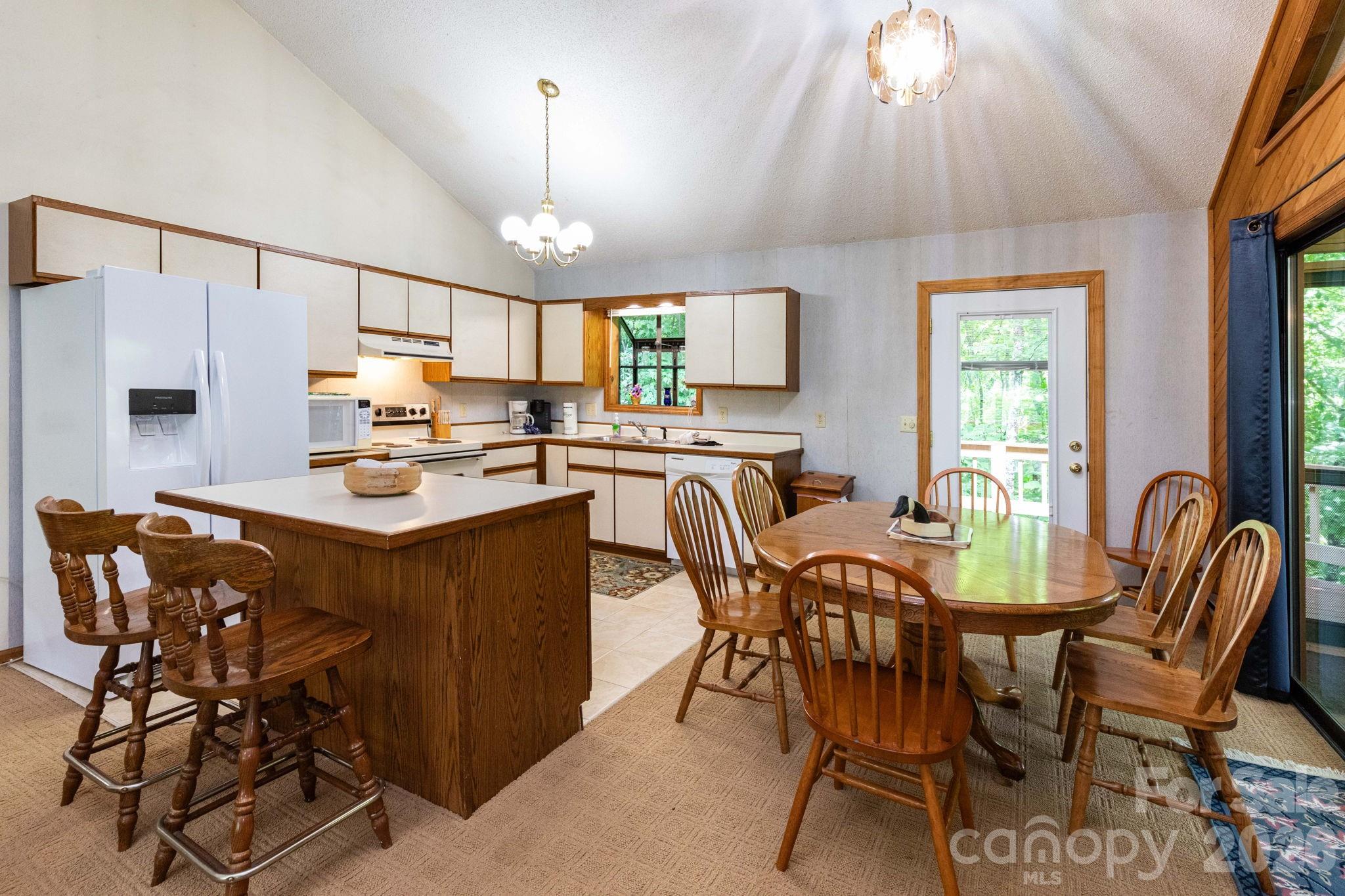 86 Mountain Road — Maggie Valley