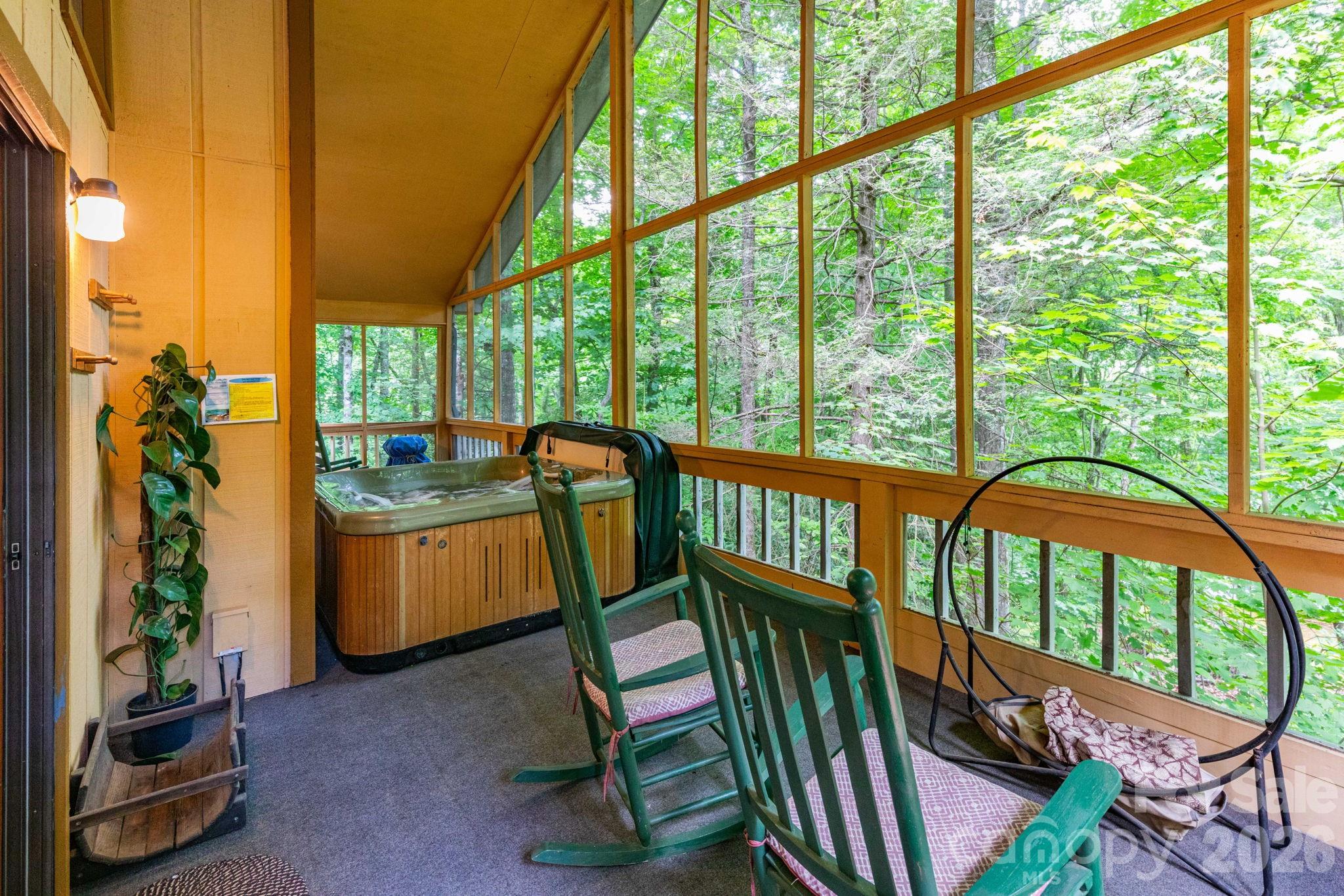 86 Mountain Road — Maggie Valley