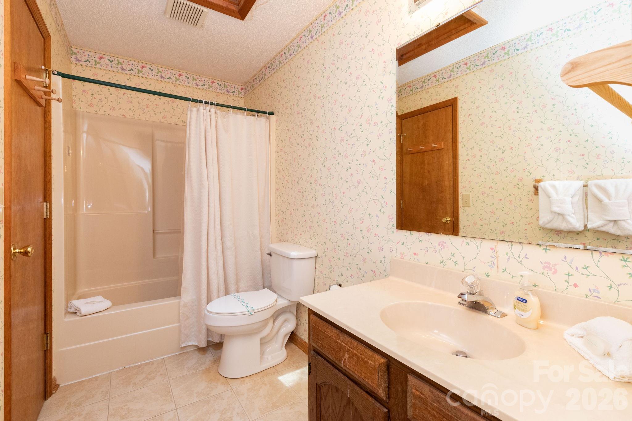 86 Mountain Road — Maggie Valley