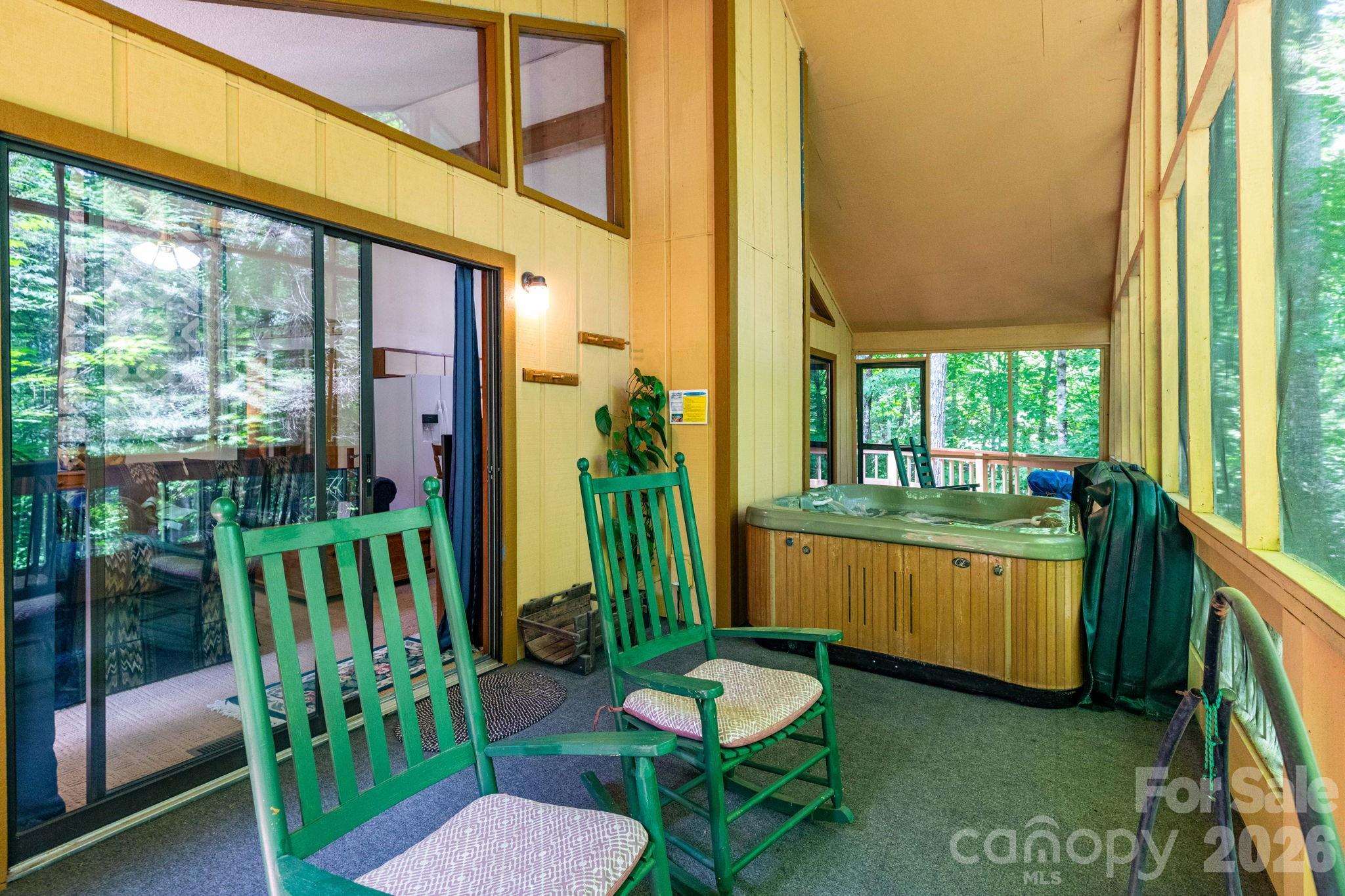 86 Mountain Road — Maggie Valley