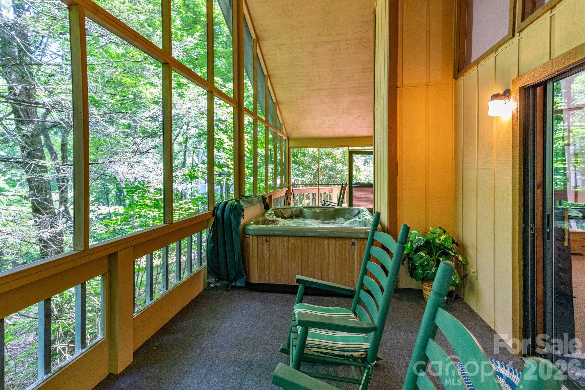 86 Mountain Road — Maggie Valley