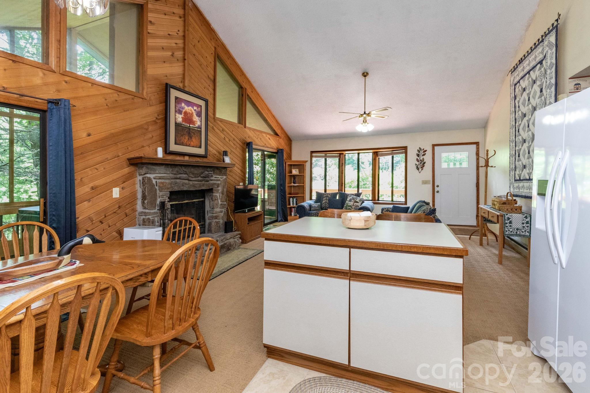 86 Mountain Road — Maggie Valley
