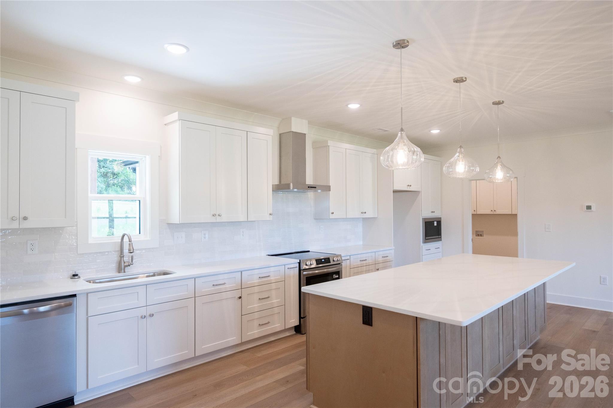 1643 Beamguard Road — Clover