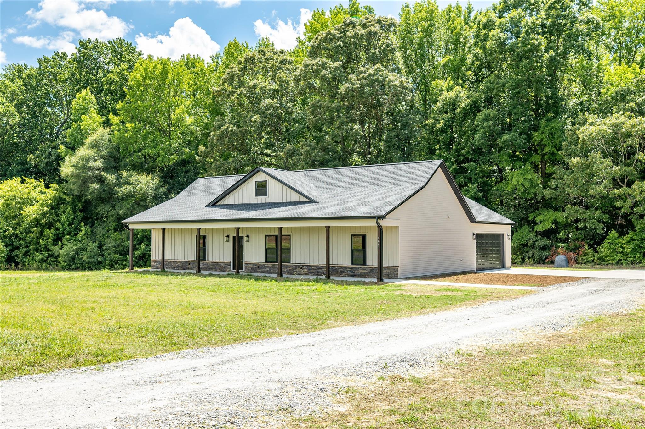 1643 Beamguard Road — Clover