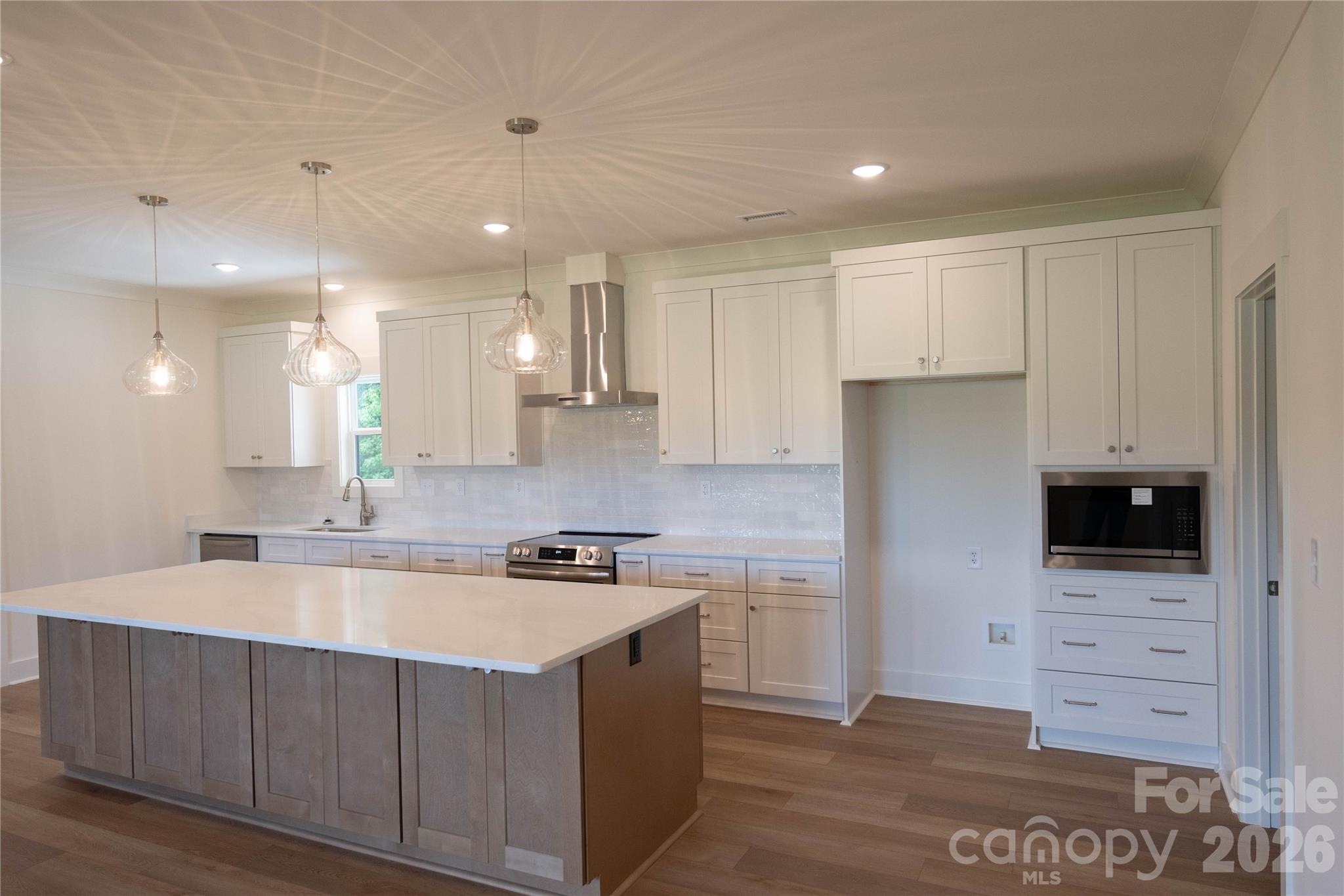 1643 Beamguard Road — Clover