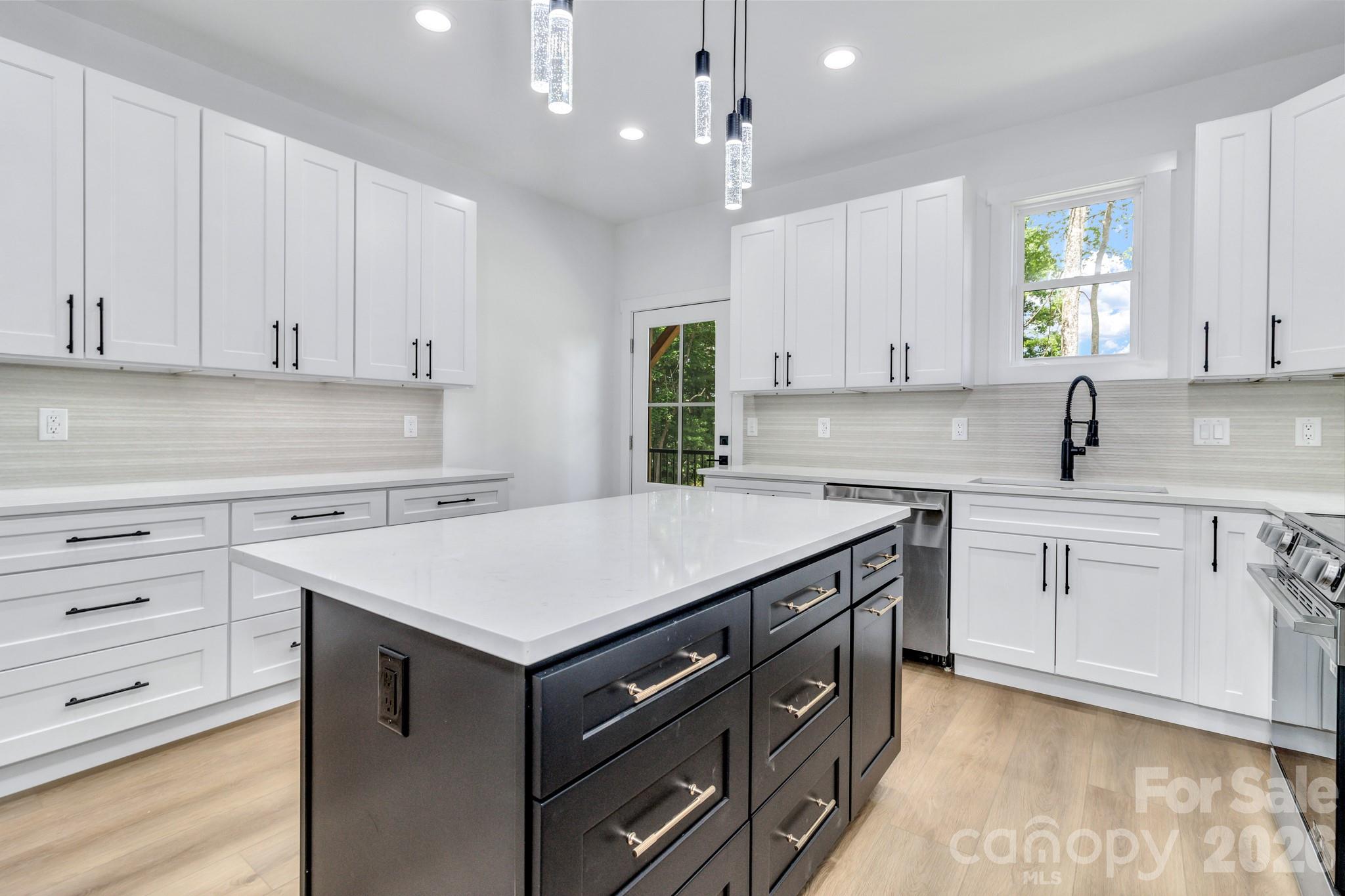 80 Goldenwood Lane — Mills River
