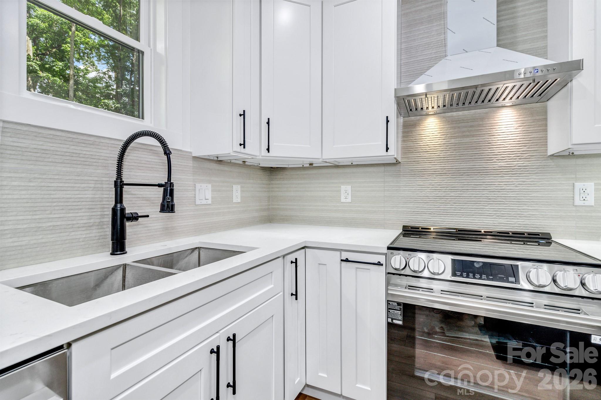 80 Goldenwood Lane — Mills River