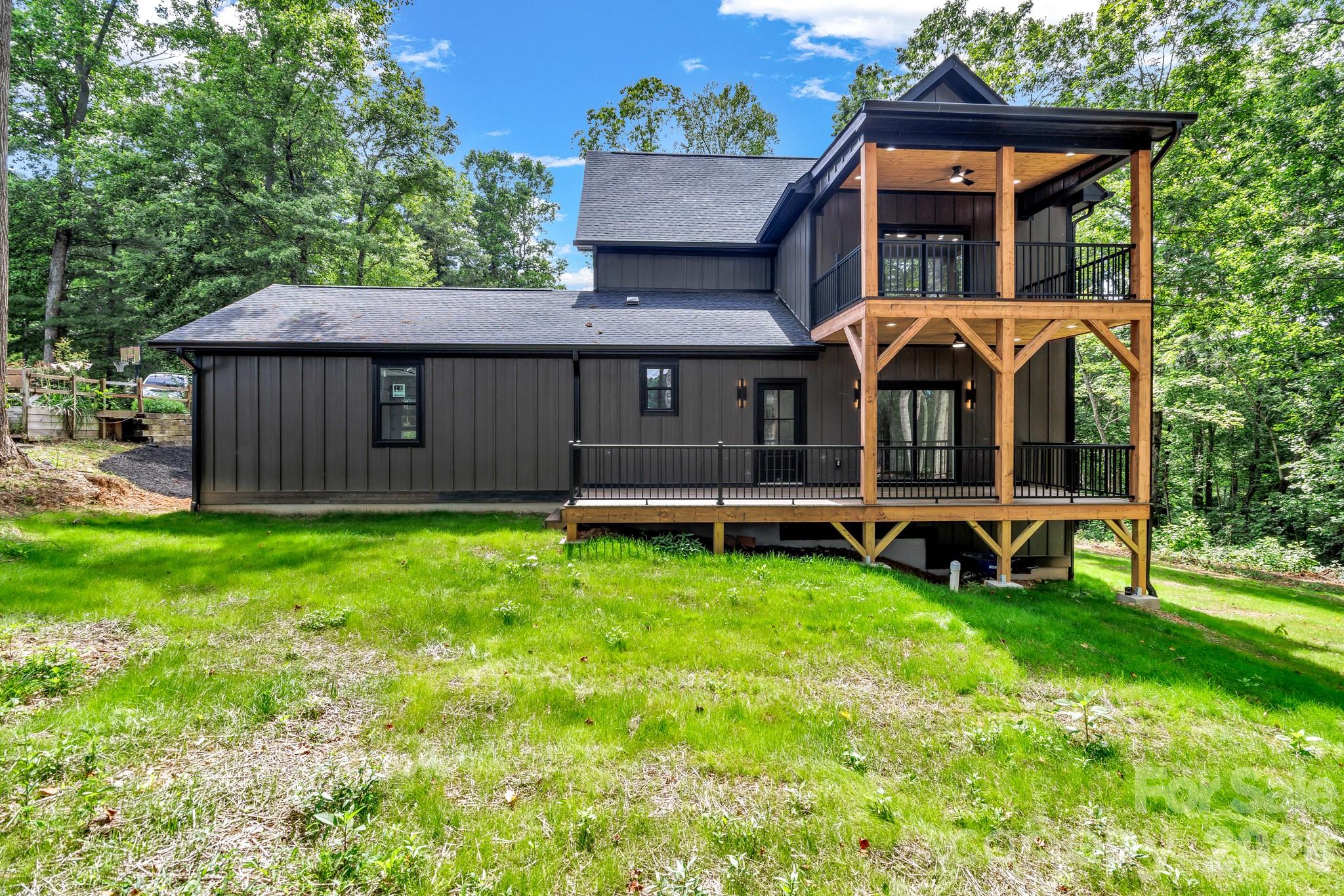 80 Goldenwood Lane — Mills River