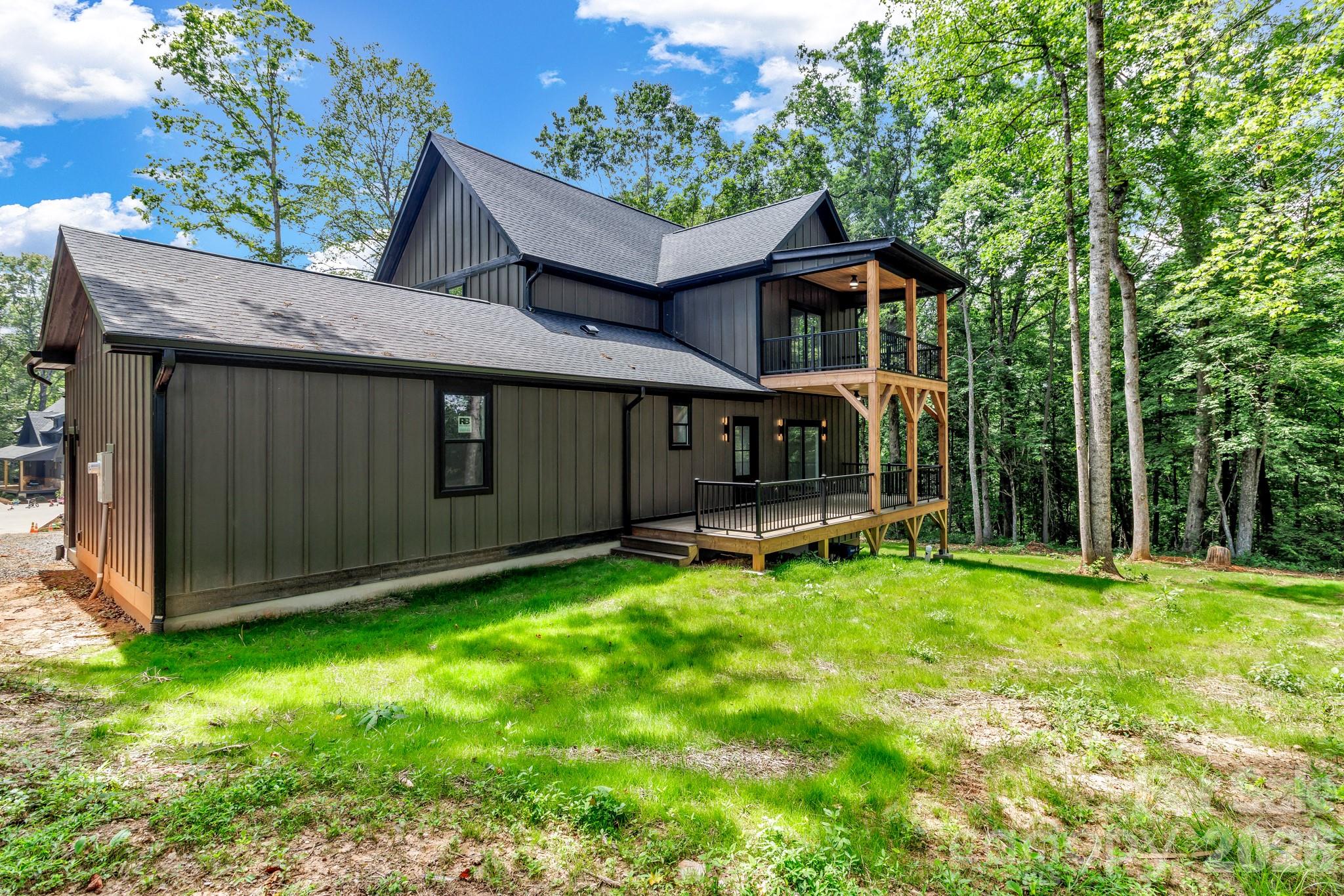 80 Goldenwood Lane — Mills River