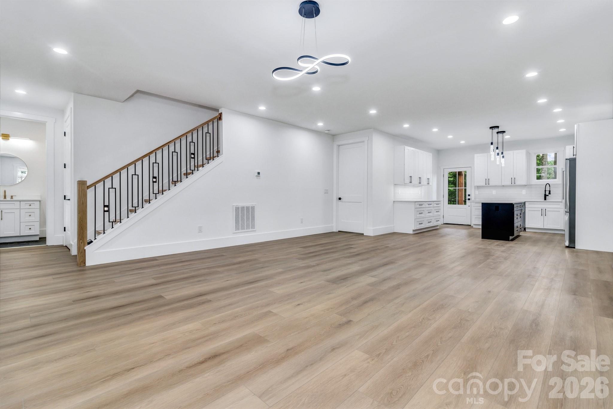 80 Goldenwood Lane — Mills River