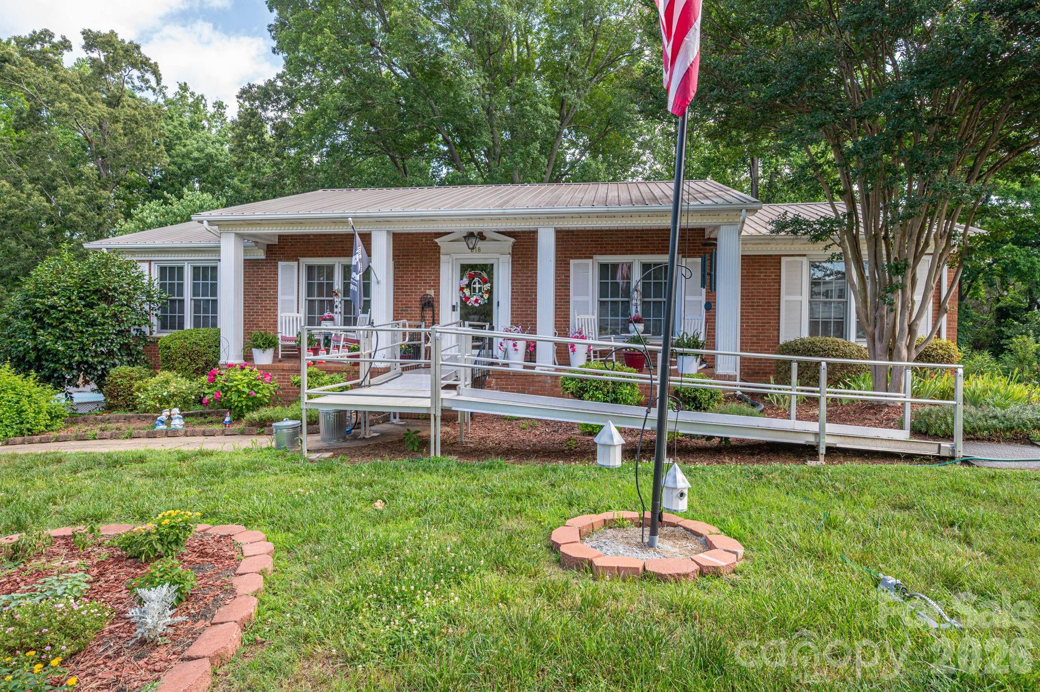 818 Hill Street — Shelby