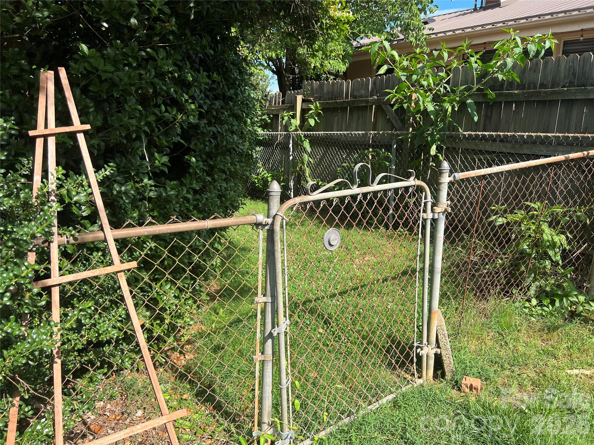 2171 6th Street NE — Hickory