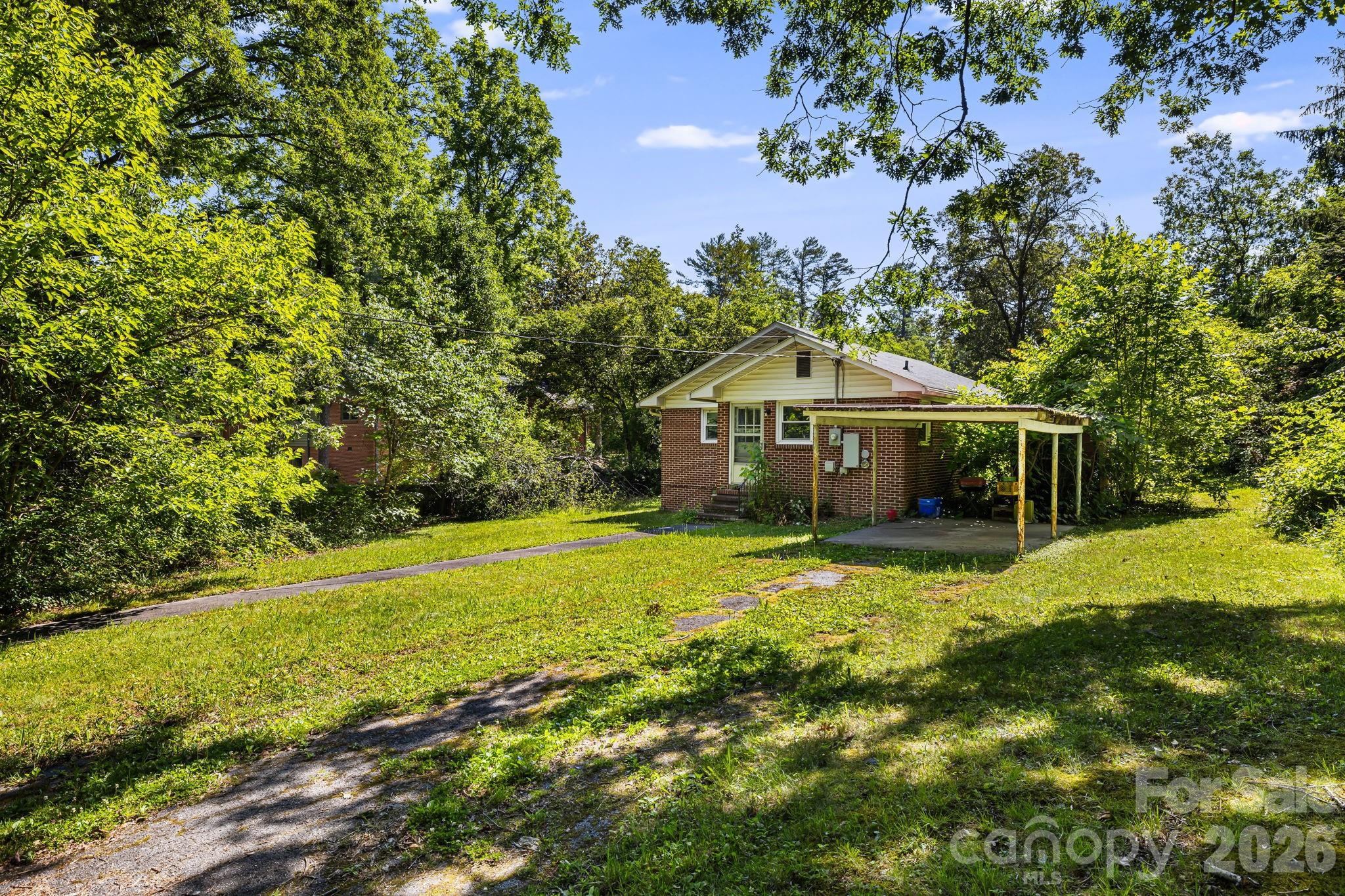 917 Fassifern Court — Hendersonville