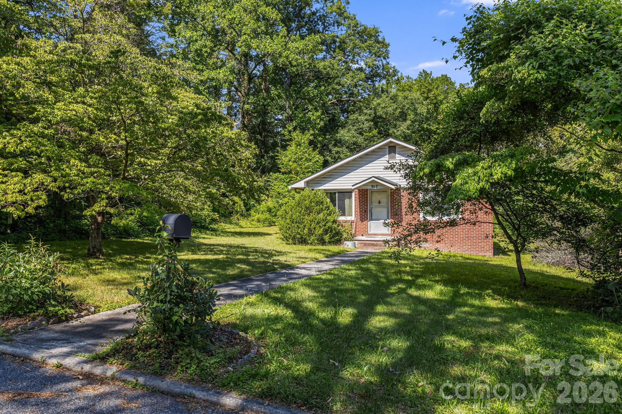 917 Fassifern Court — Hendersonville