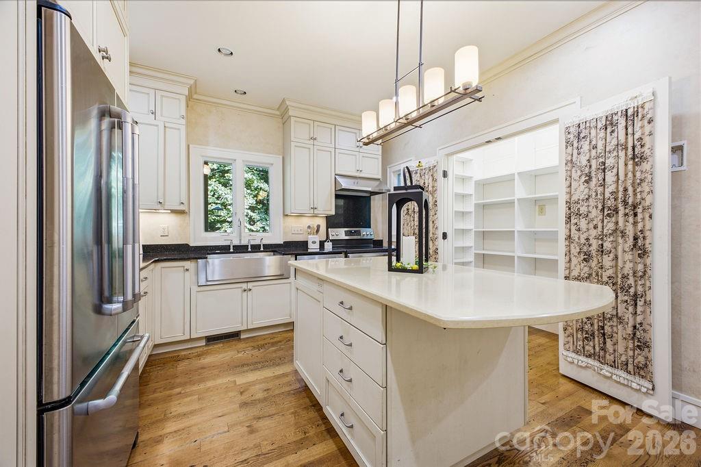 2204 E Cumming Woods Lane — Hendersonville