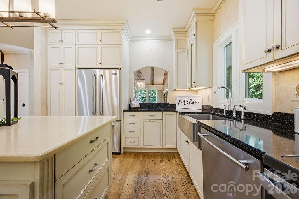 2204 E Cumming Woods Lane — Hendersonville