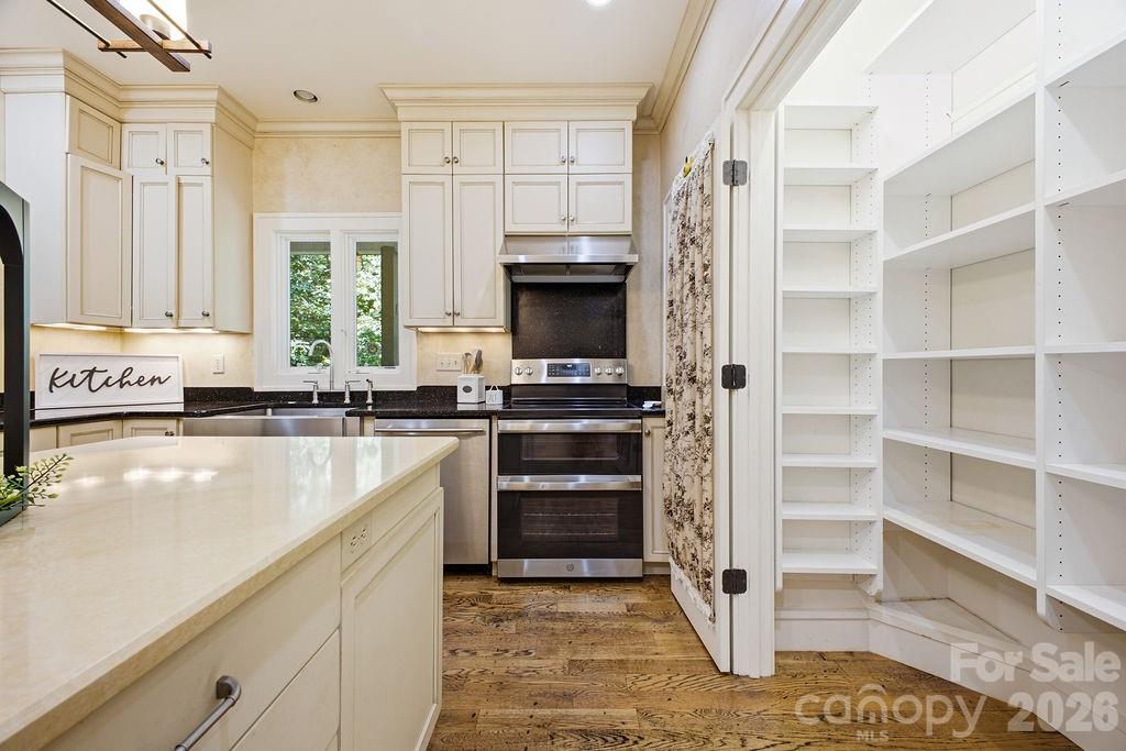 2204 E Cumming Woods Lane — Hendersonville