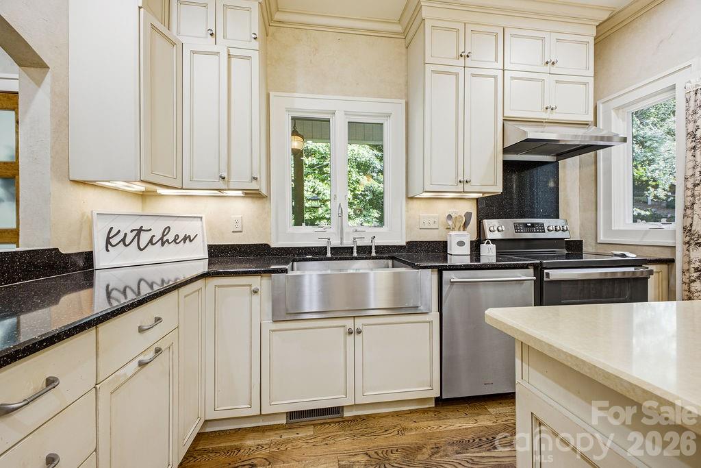 2204 E Cumming Woods Lane — Hendersonville