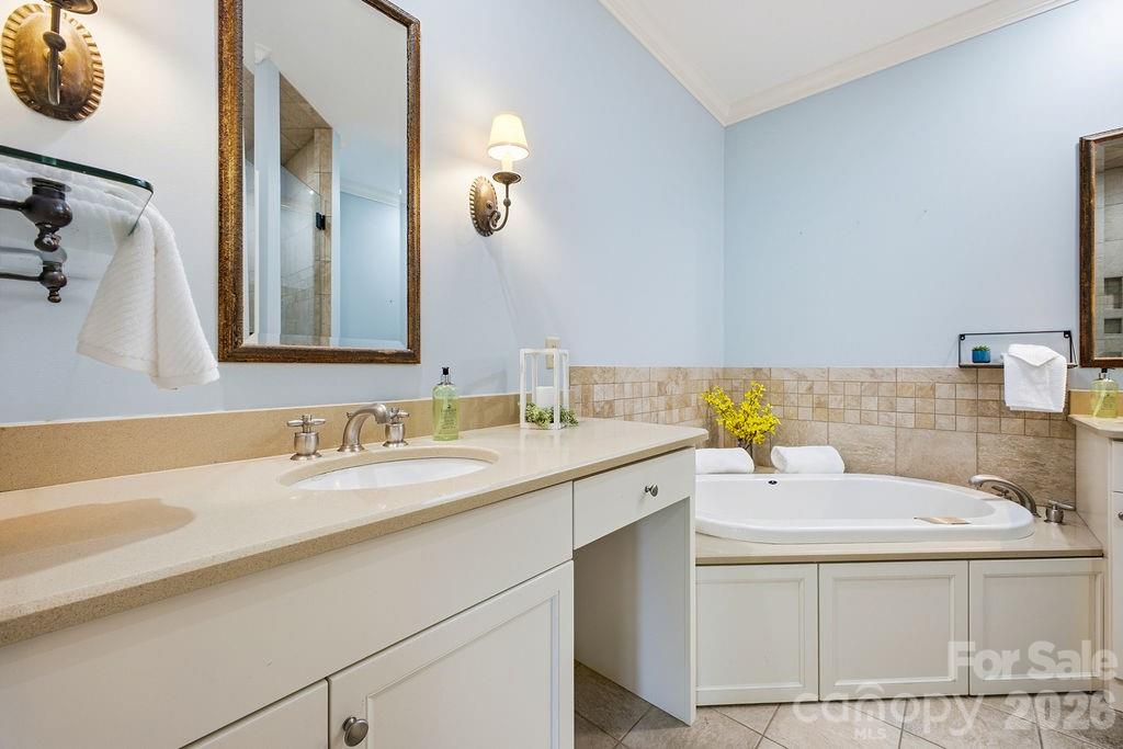 2204 E Cumming Woods Lane — Hendersonville
