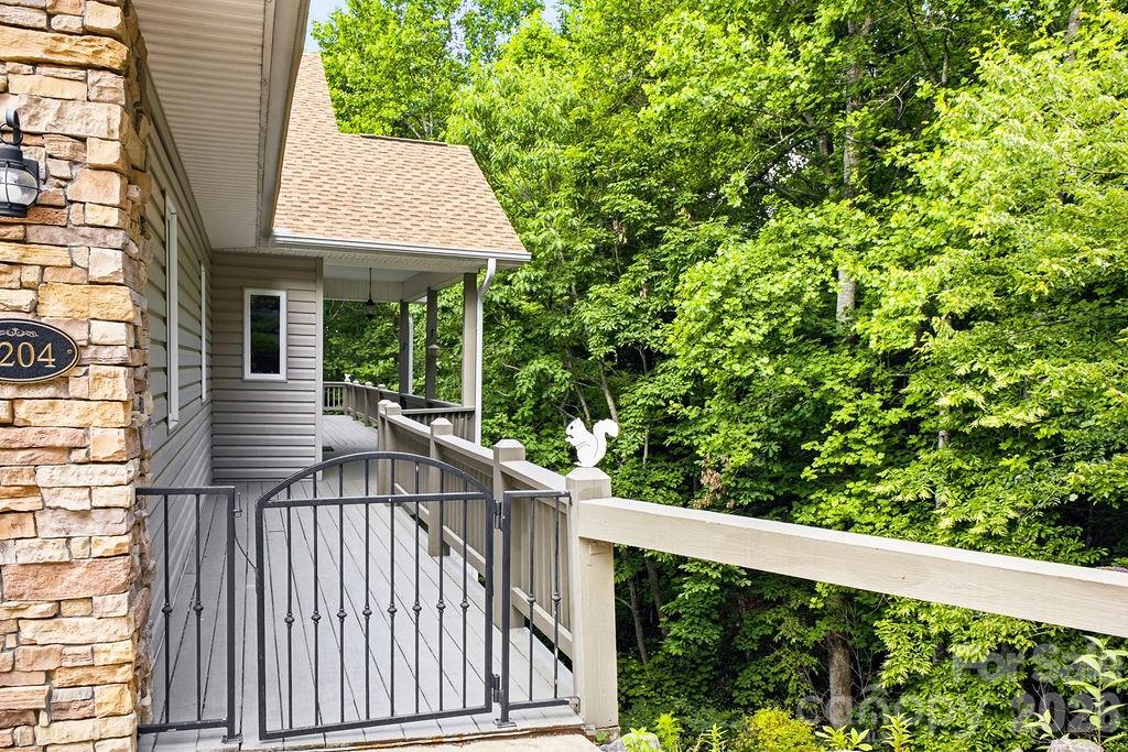 2204 E Cumming Woods Lane — Hendersonville