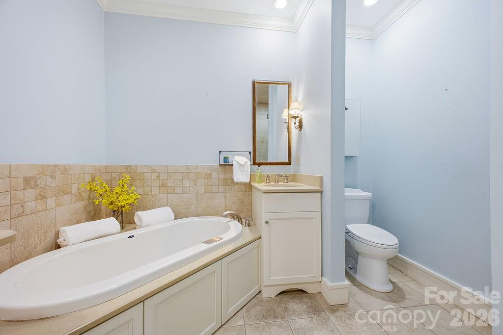 2204 E Cumming Woods Lane — Hendersonville