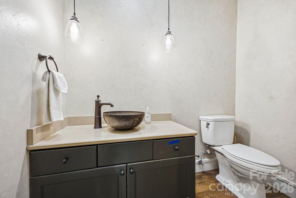 2204 E Cumming Woods Lane — Hendersonville