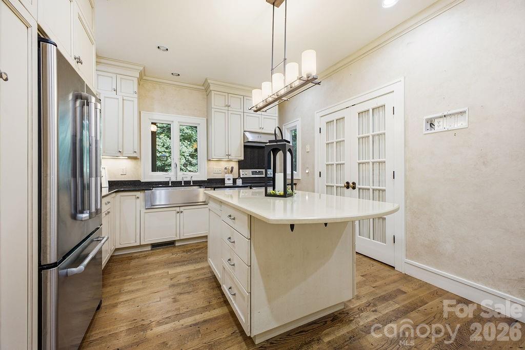 2204 E Cumming Woods Lane — Hendersonville