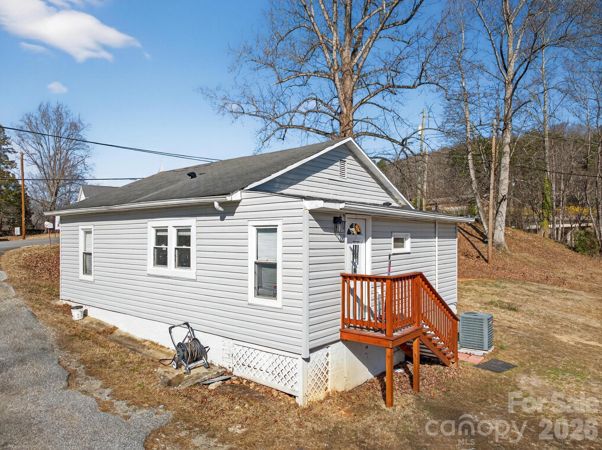 105 Countryside Drive SW — Lenoir