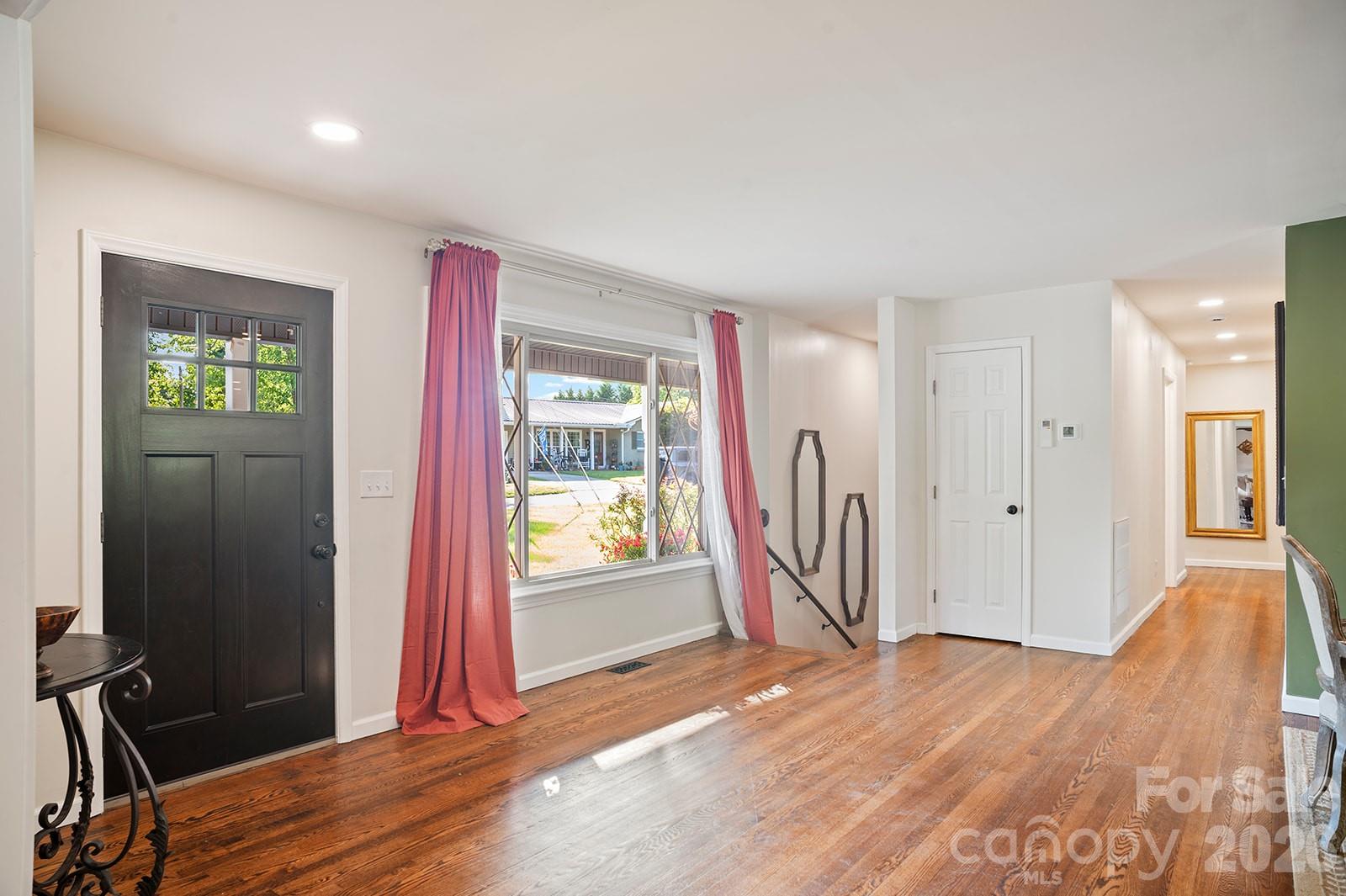 98 N Pinecrest Lane — Hendersonville