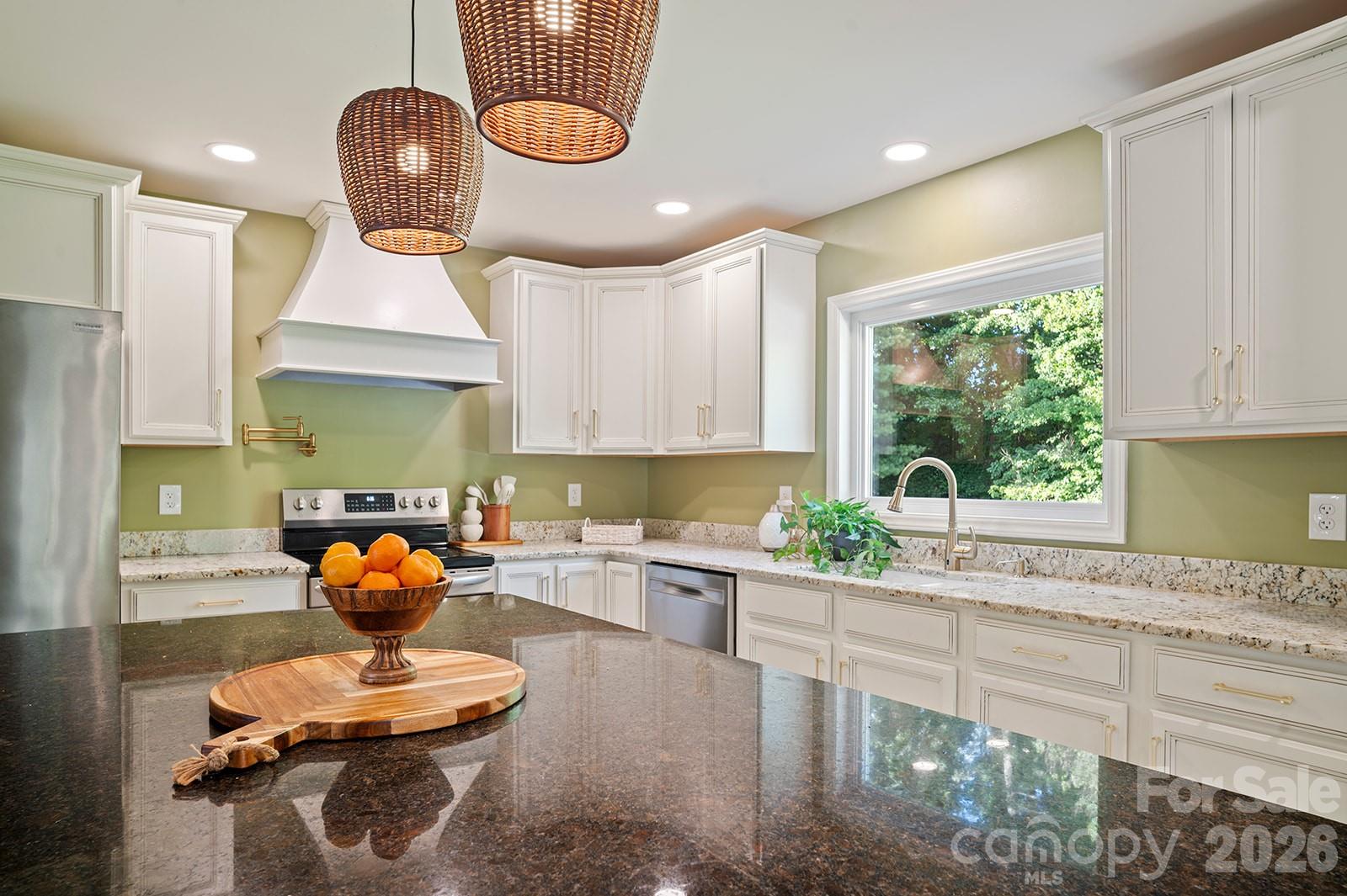 98 N Pinecrest Lane — Hendersonville